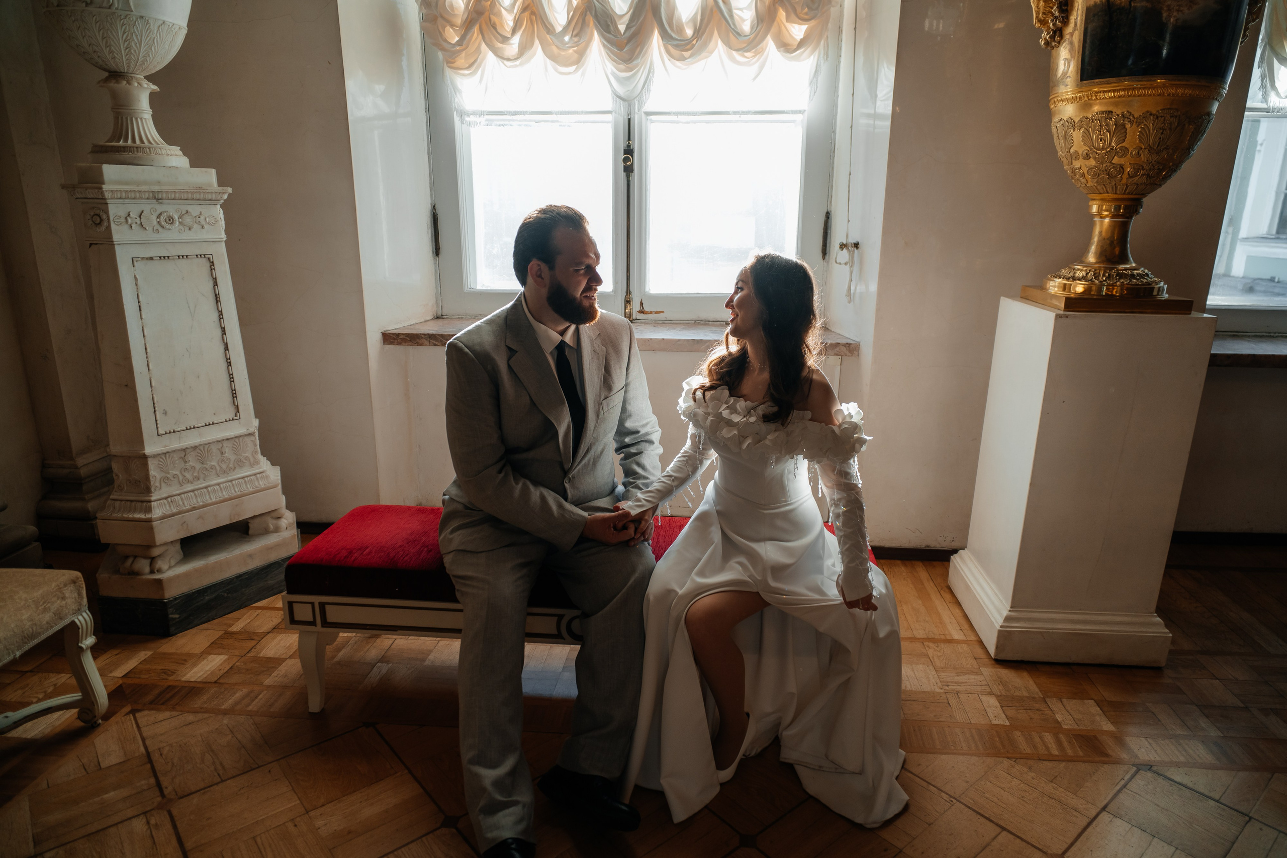 Свадебная фотосессия в Эрмитаже. Свадебный фотограф Александр Невский в Санкт-Петербурге
