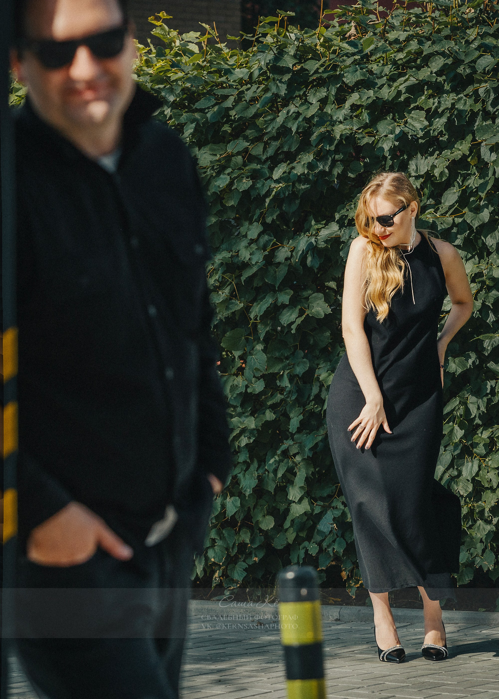 Молодожёны смотрят друг на друга с улыбкой