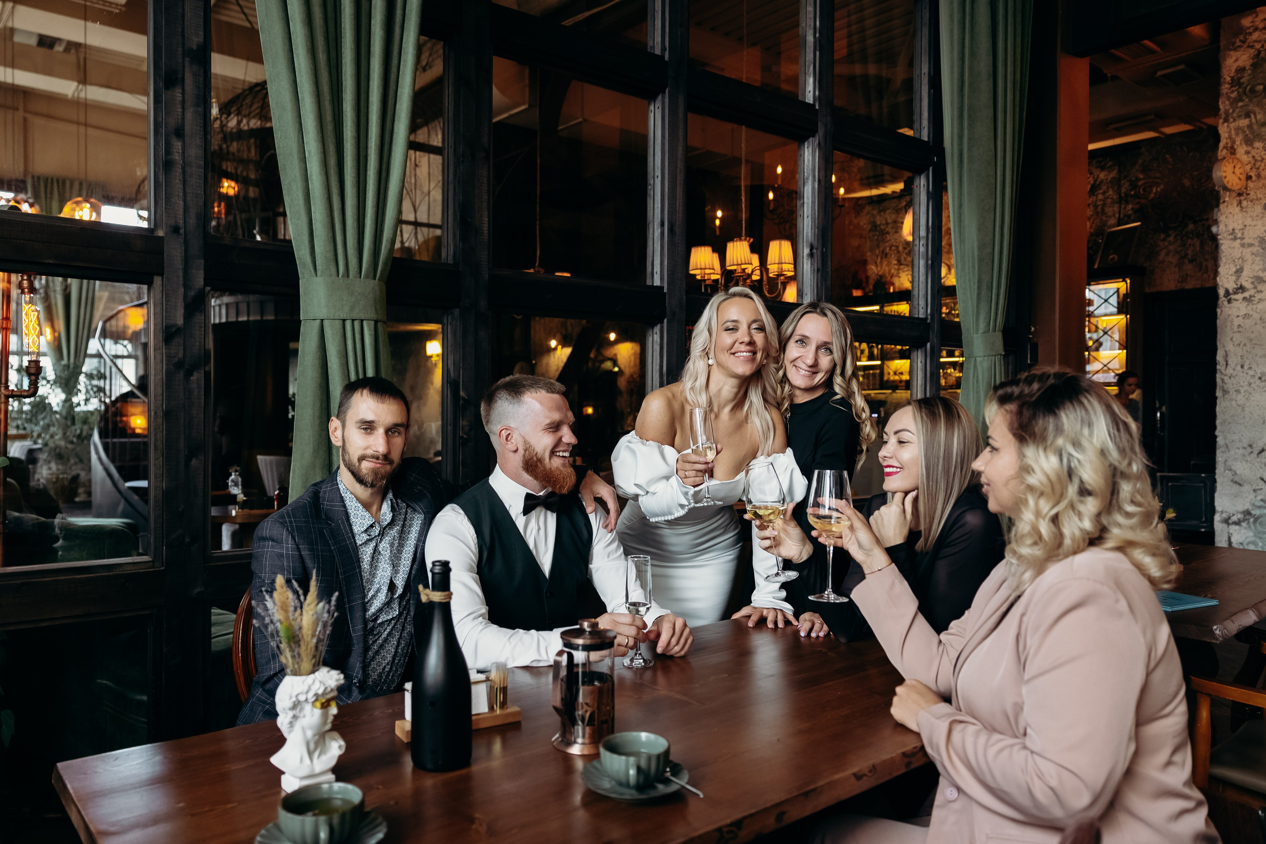 Александр и Елена (сборы, ресторан). Фотограф свадебный семейный в Красноярске Шукшина Наталья