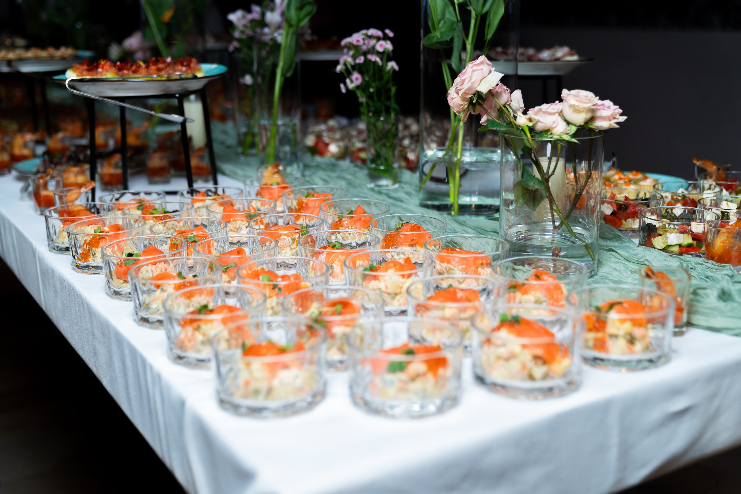 Фуршетная сервировка с креманками лосося и икры на банкетном столе. Фото Евгения Мальцева, Radisson Sonya Hotel St. Petersburg.