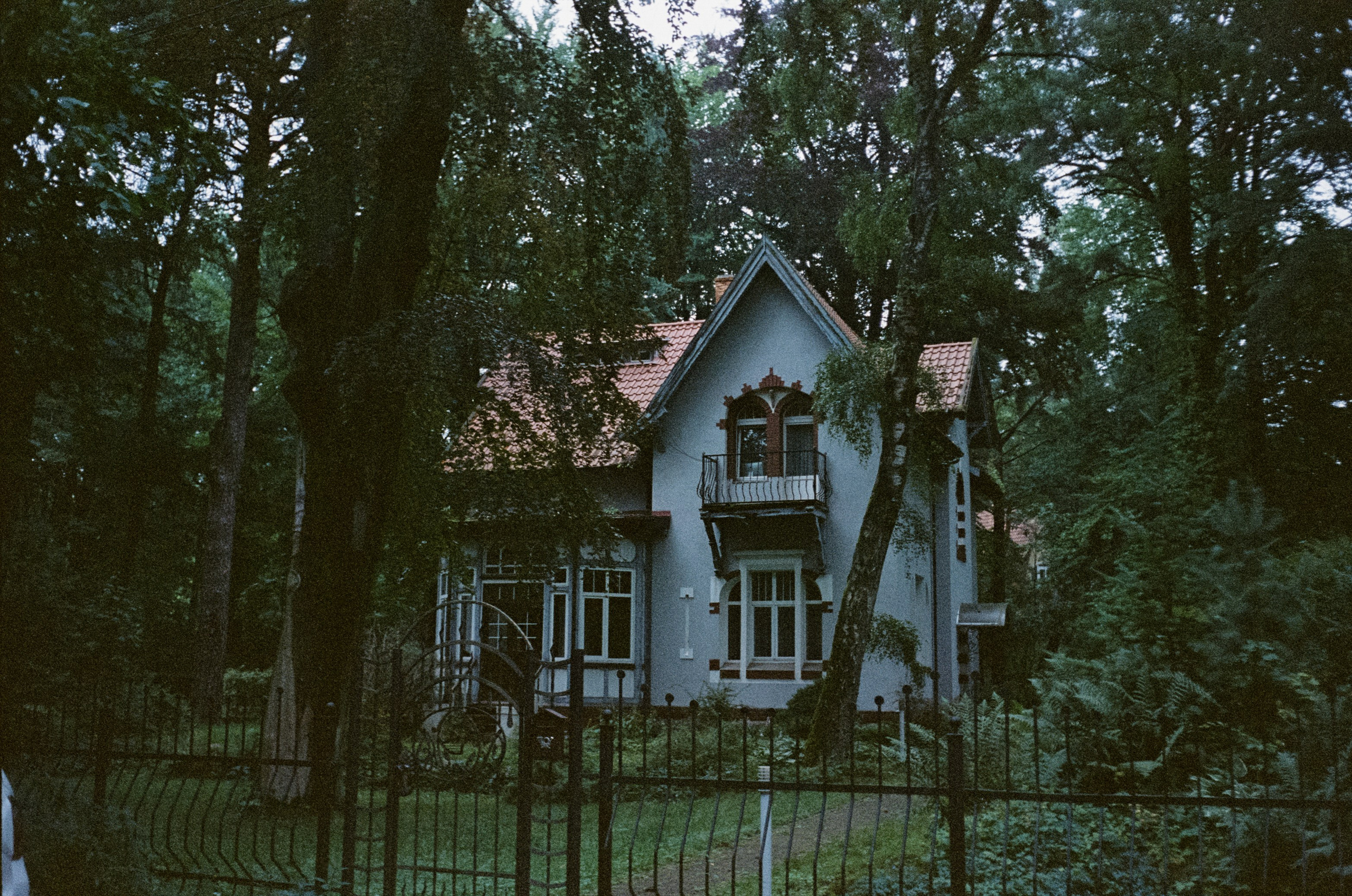 11 июля Светлогорск улочки / Minox 35 GT (2) / Kodak Portra 400 VC @ISO 100