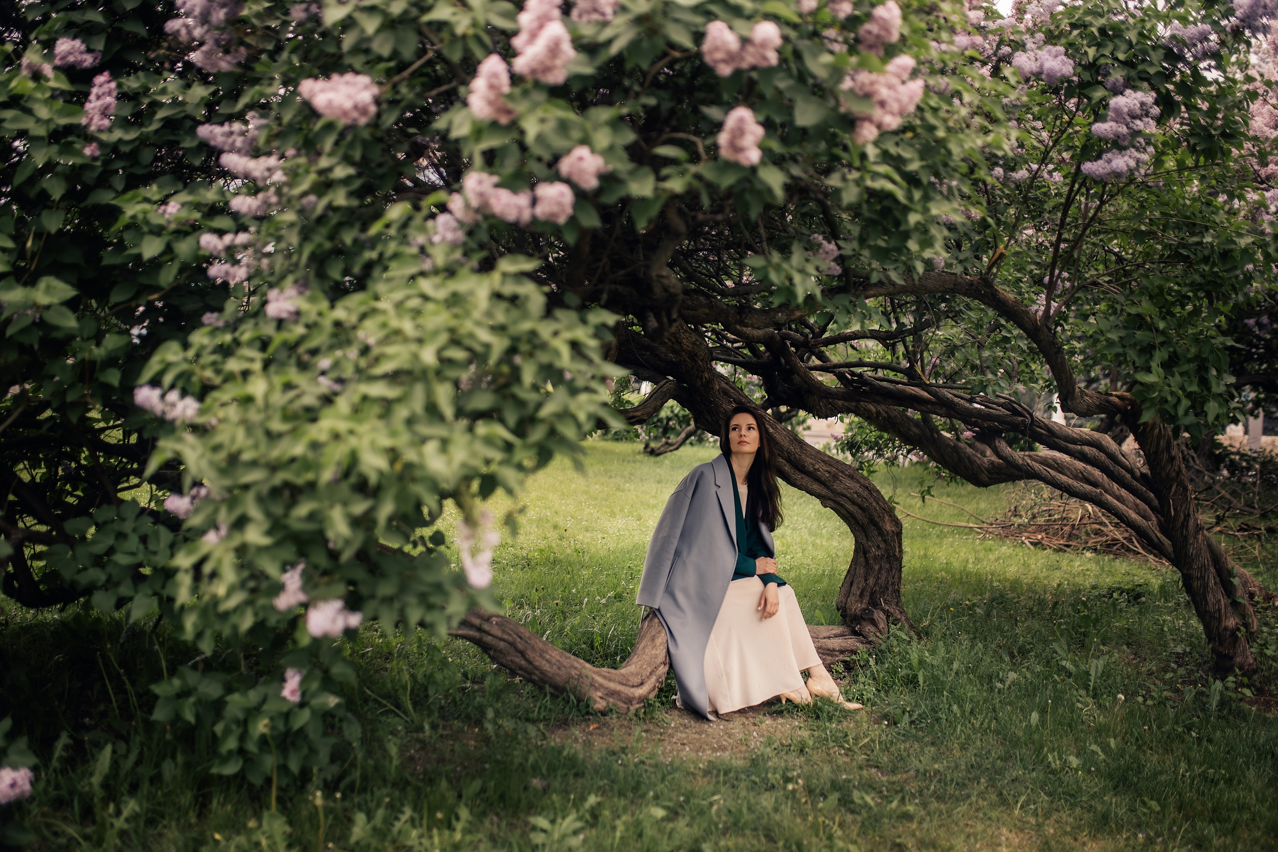Дождливый яблоневый сад с Лизой. Фотограф в Москве Наталья Спиридонова