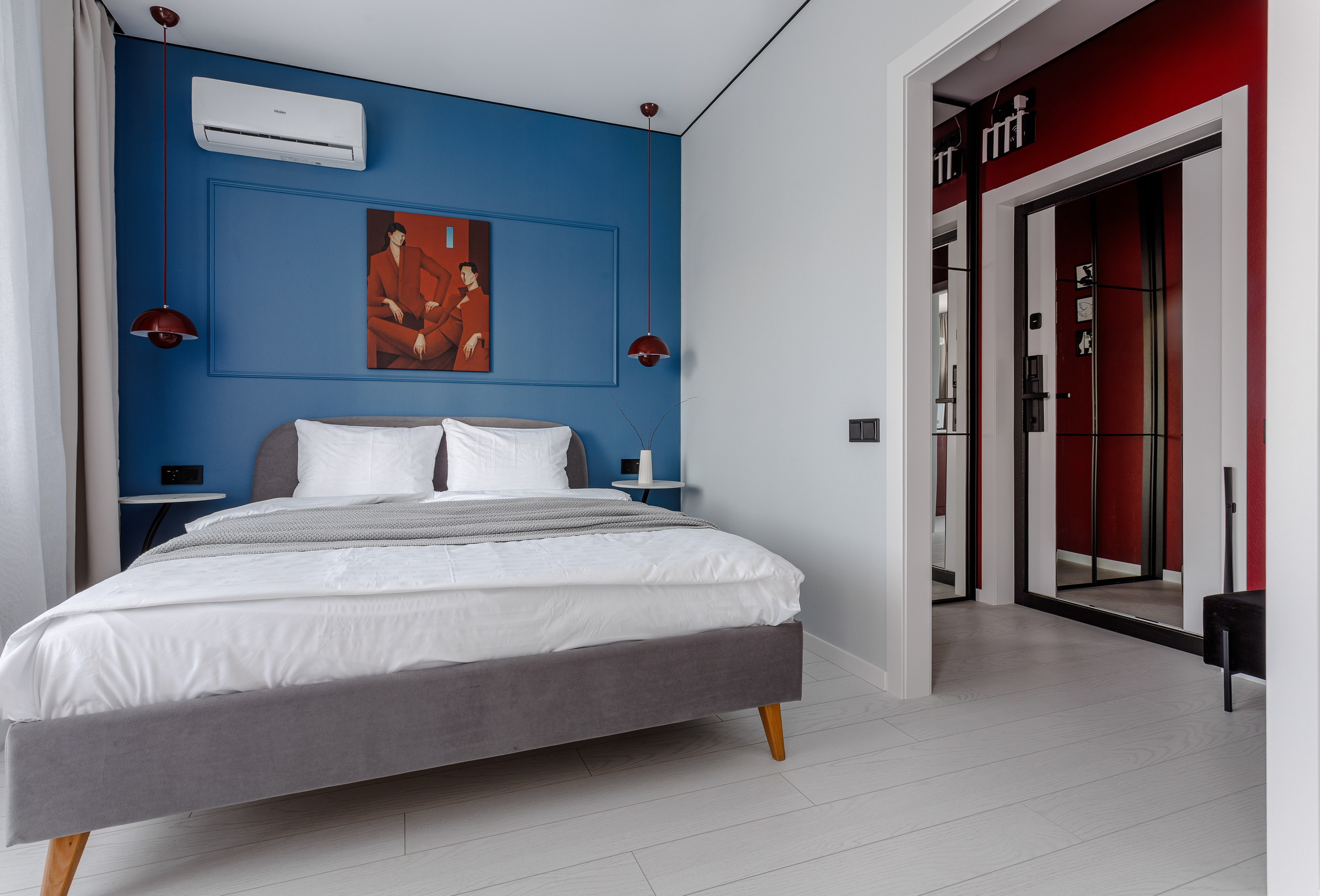 Мы предлагаем услуги по созданию высококачественных фотографий интерьера вашей студии, которые идеально подойдут для размещения на популярных платформах посуточной аренды (таких как Avito, Суточно.ру, Airbnb и других).