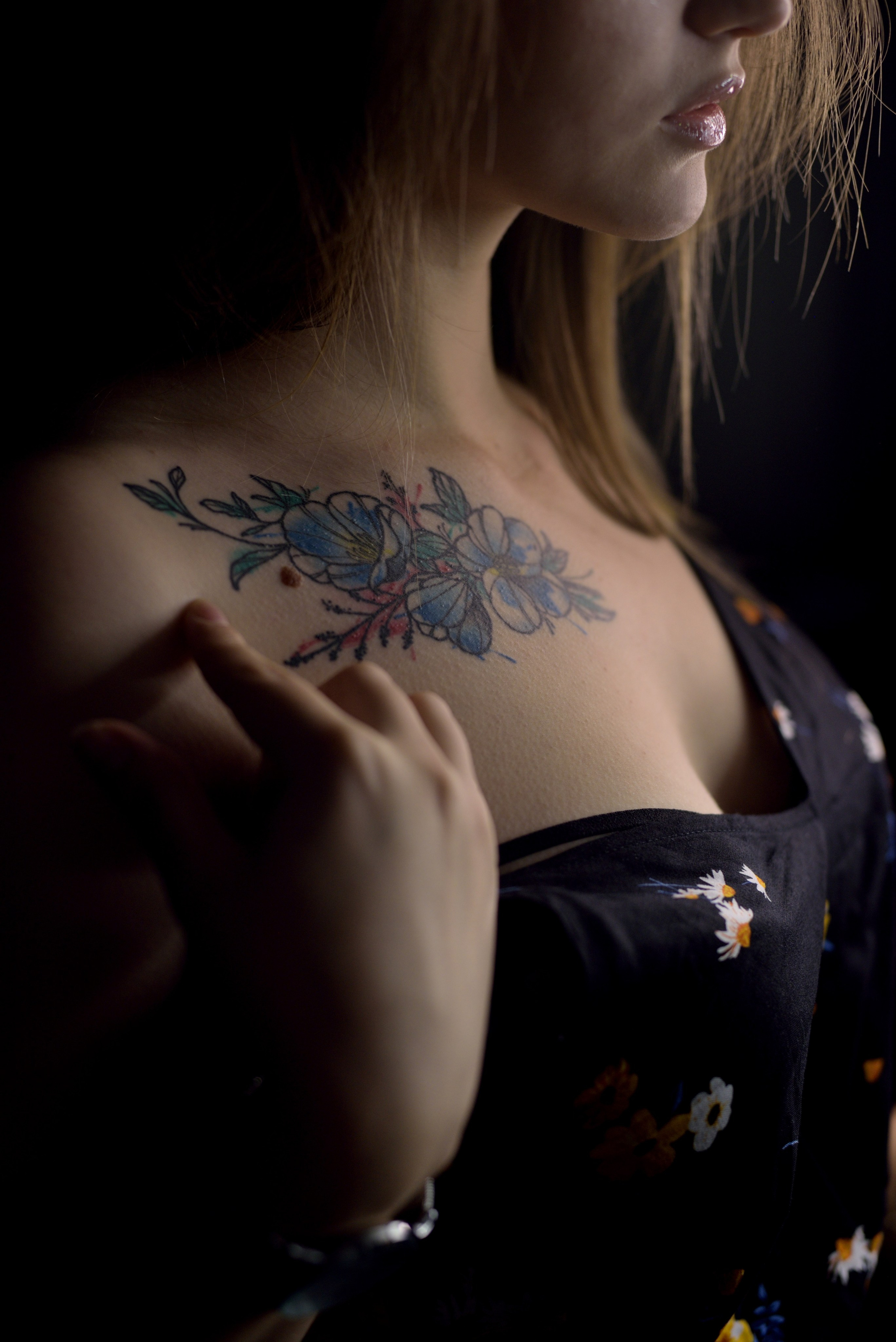 Красивая татуировка на плече красивой девушки.