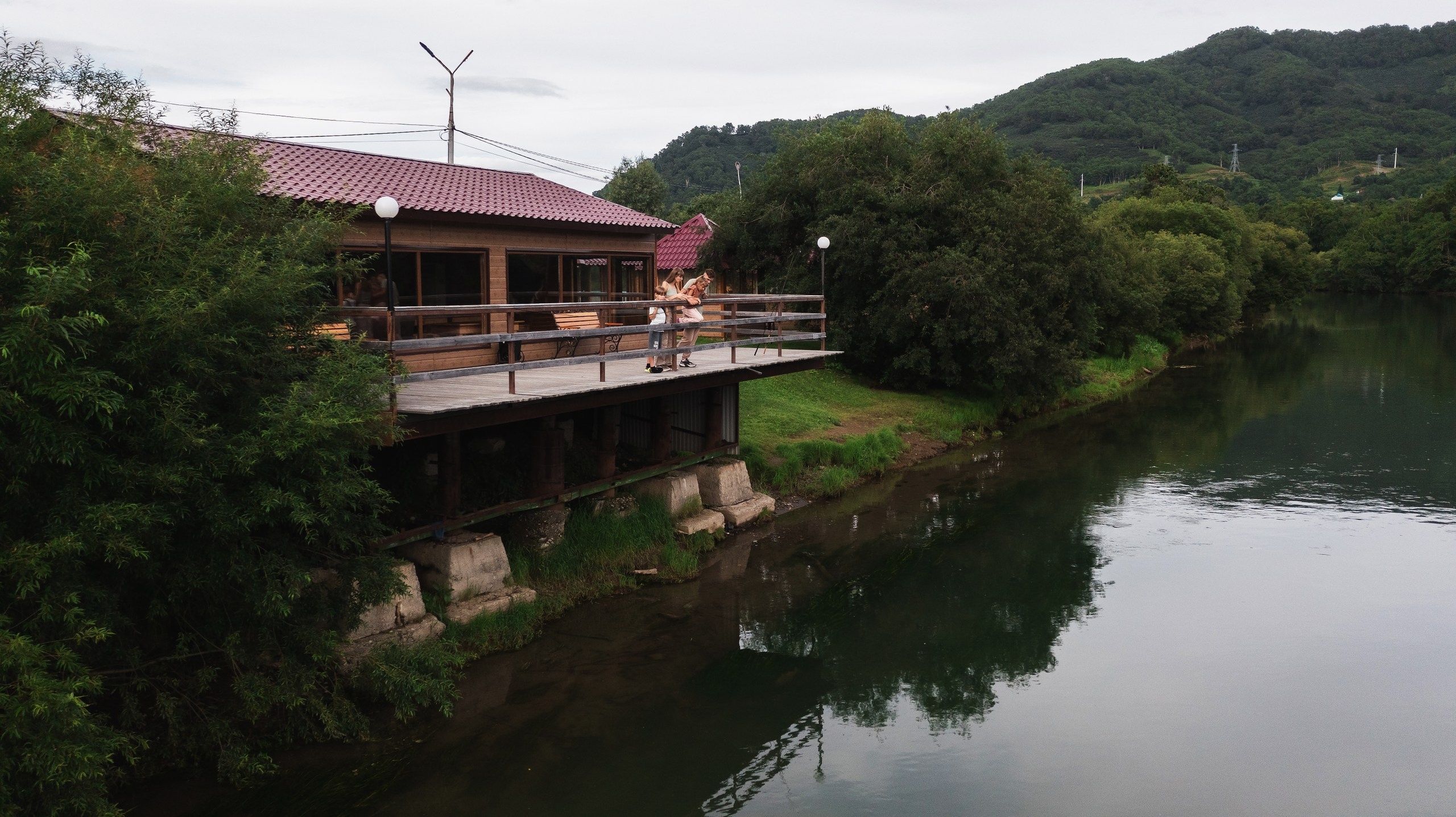 Фотосъемка домиков для отдыха в Петропавловске-Камчатском. Профессиональная фотосъемка интерьеров гостевых домов и баз отдыха на Камчатке. Детальные фотографии уютных номеров и живописного природного окружения. Цены на фотосъемку объектов туристического размещения в Петропавловске-Камчатском.