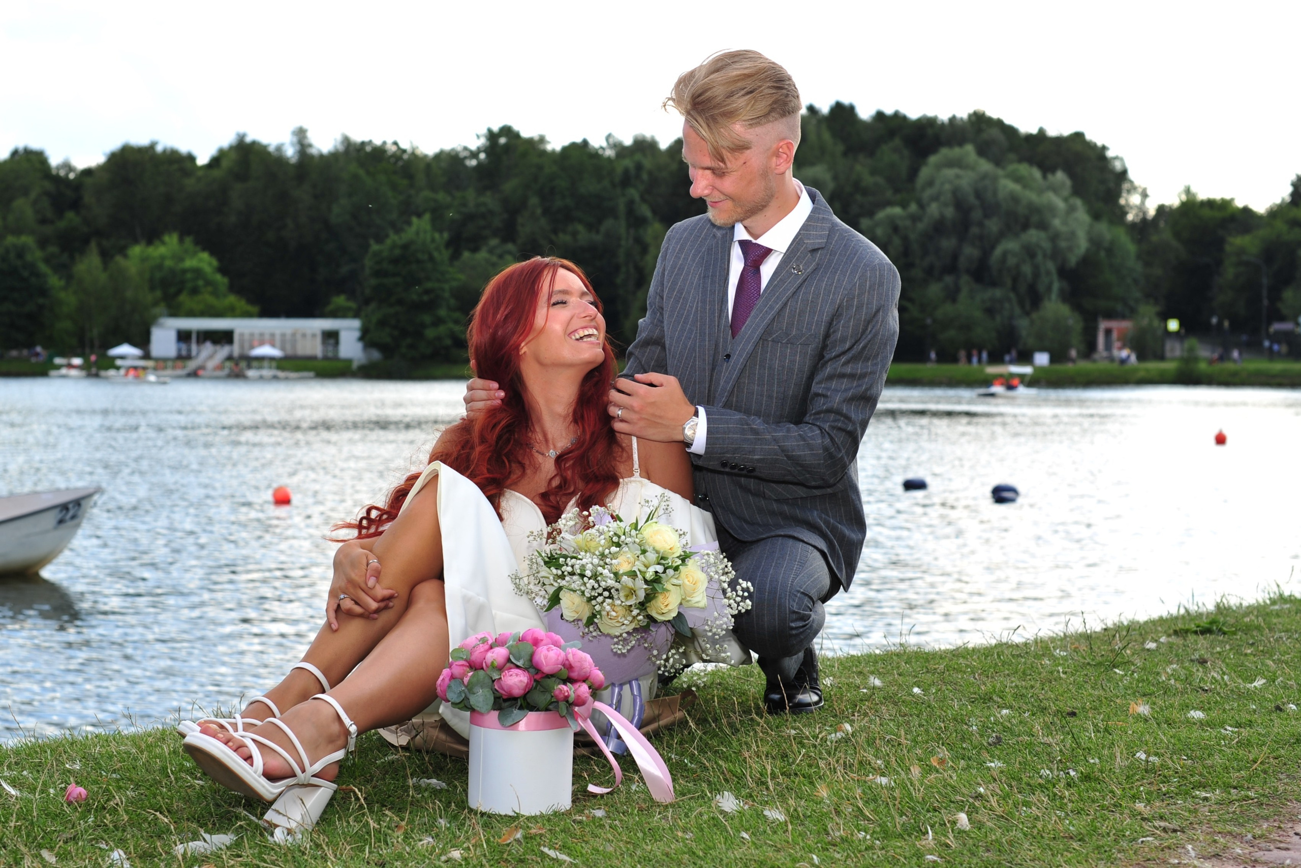 Свадьба в Царицыно летом, жених и невеста на берегу пруда