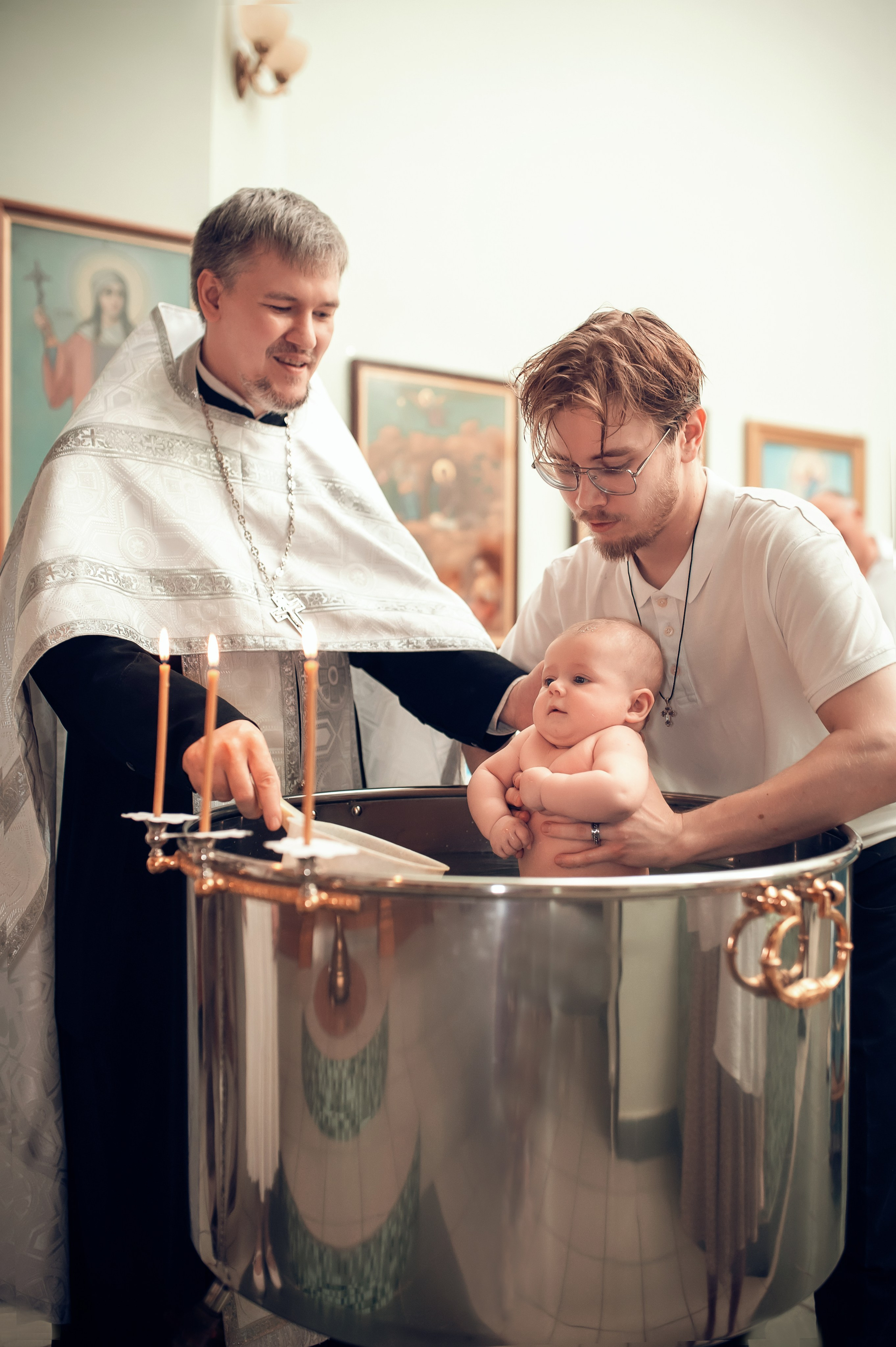 Фотографии момента погружения в купель (Таинство крещения). Moscow_CPC
