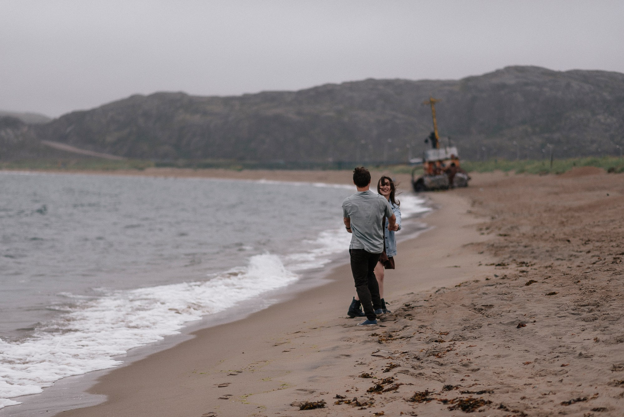 Даша и Дима. Прогулка по берегу Баренцева моря. Фотограф в Мурманске Екатерина Рудак