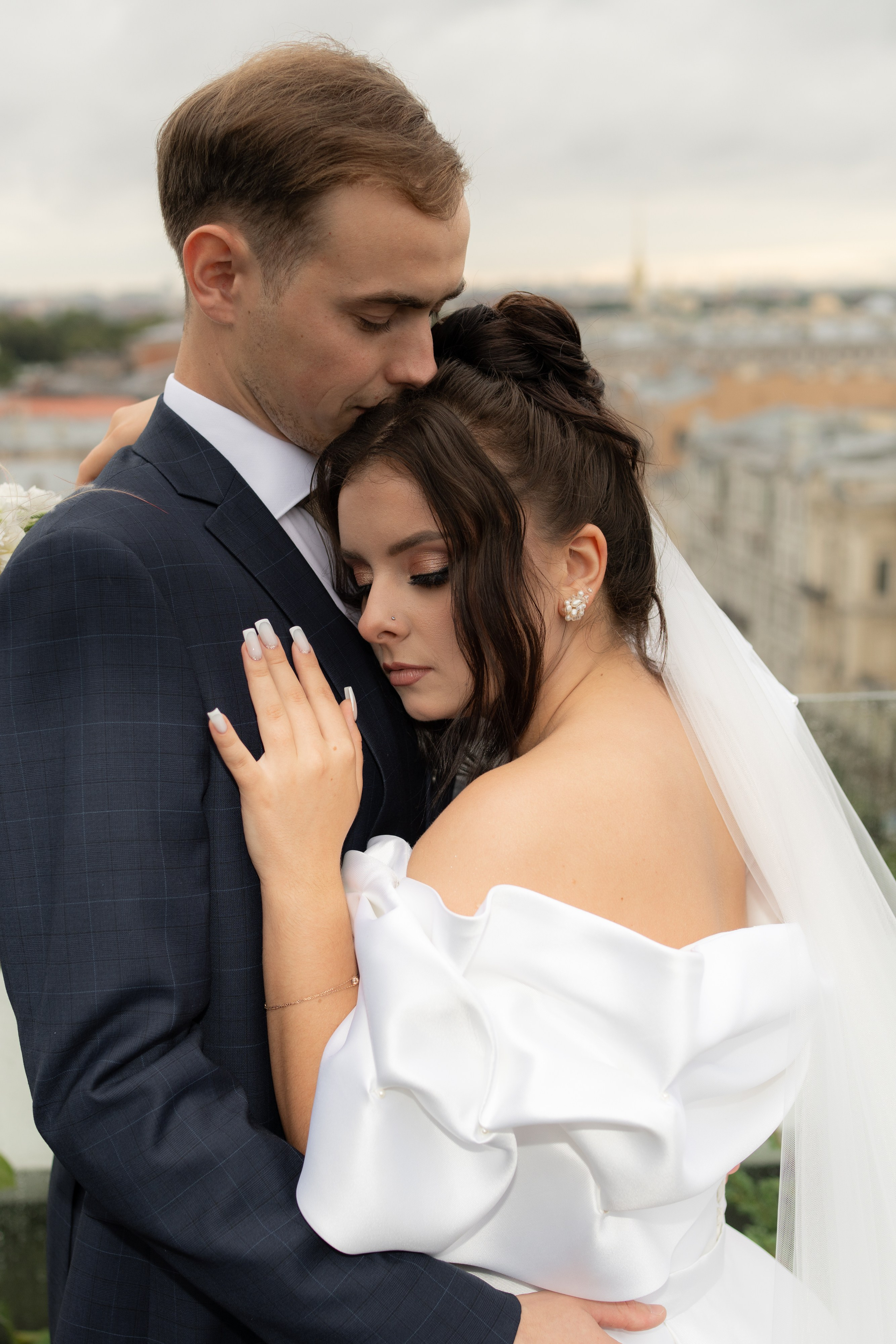 Сборы в отеле Индиго, съемка в Академии художеств, роспись во дворце бракосочетания№ 2 и банкет Нева Холл. Свадебный фотограф Александр Невский в Санкт-Петербурге