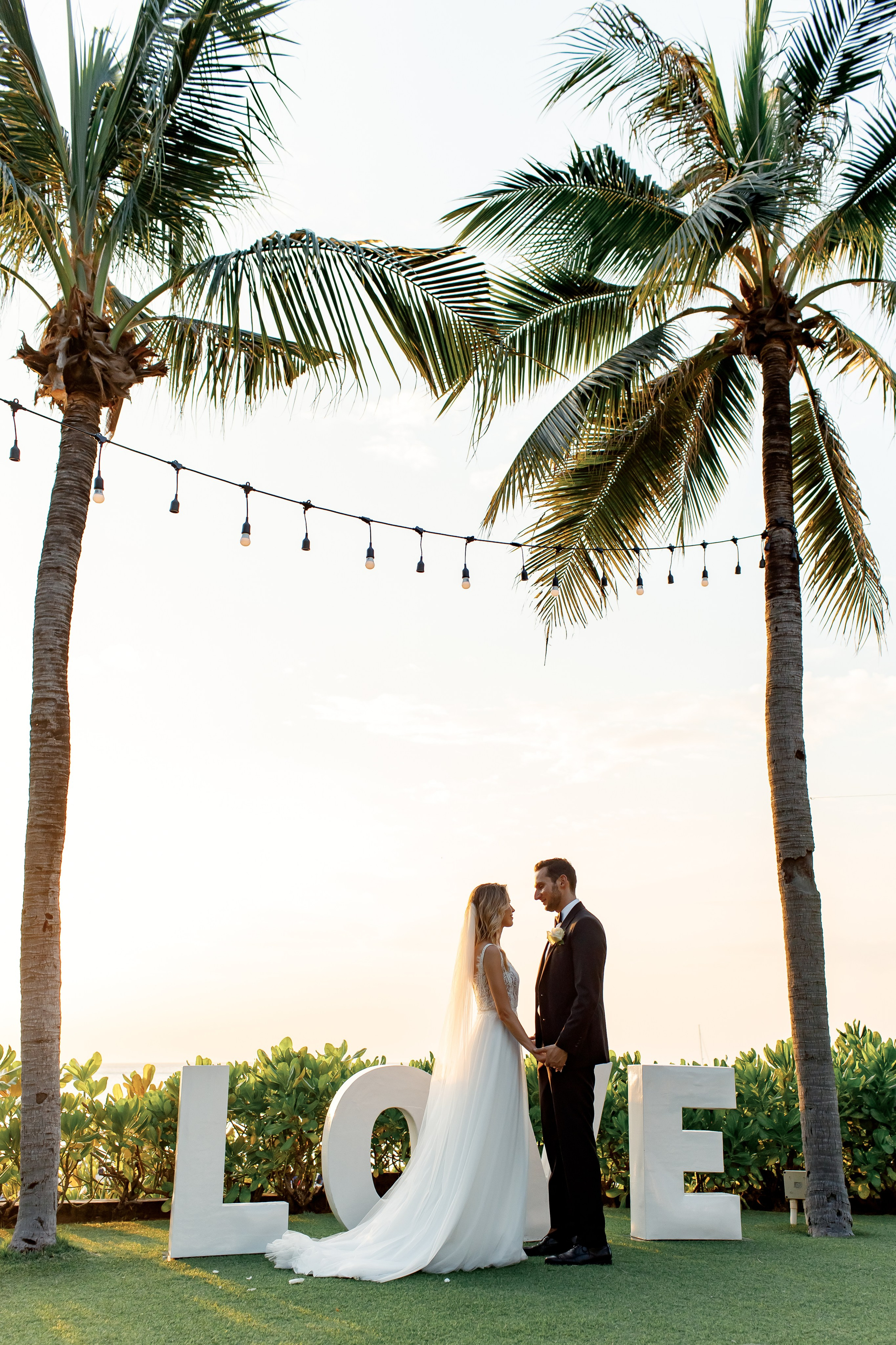 красивая пара на свадьбе 