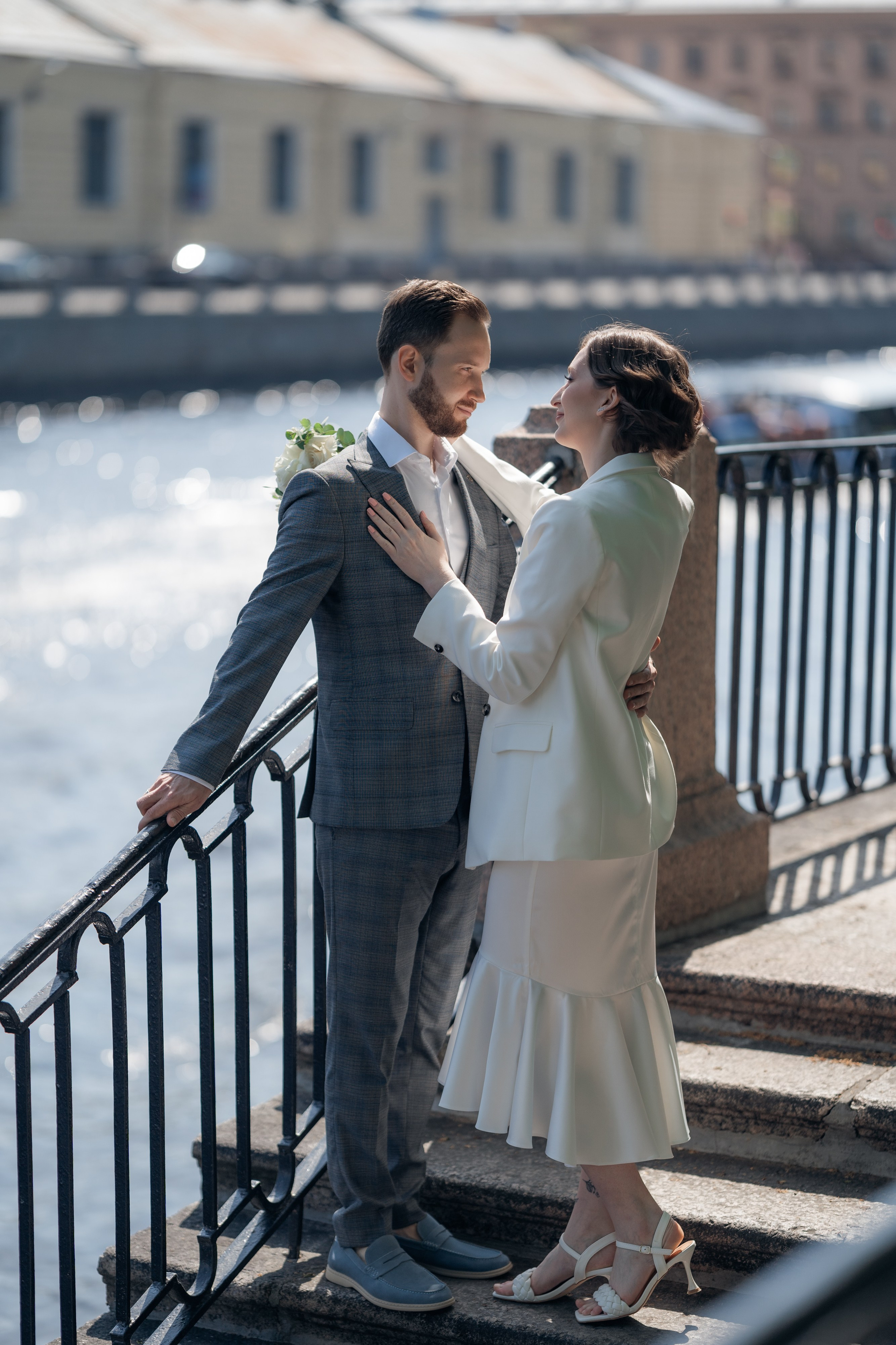 Свадебная фотосессия в Летнем саду в солнечный летний день