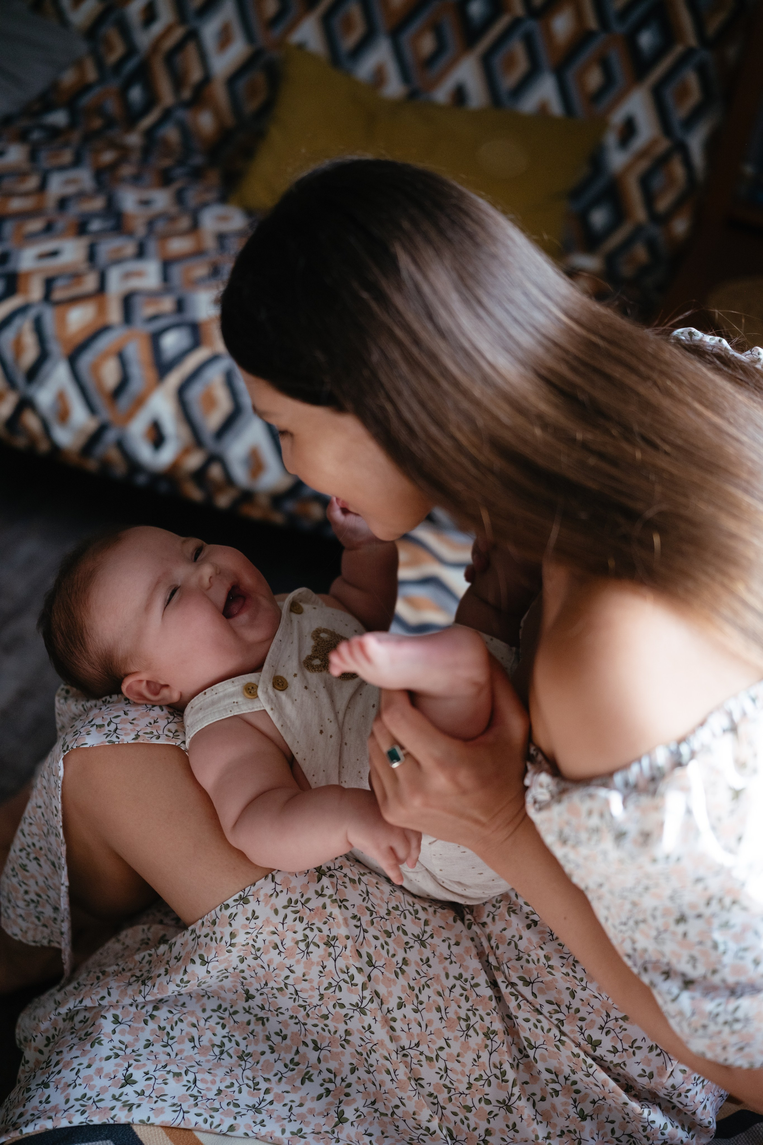 Алиса дома с мамой, братом и котом. Семейный детский ньюборн фотограф в Москве Марта Петрова