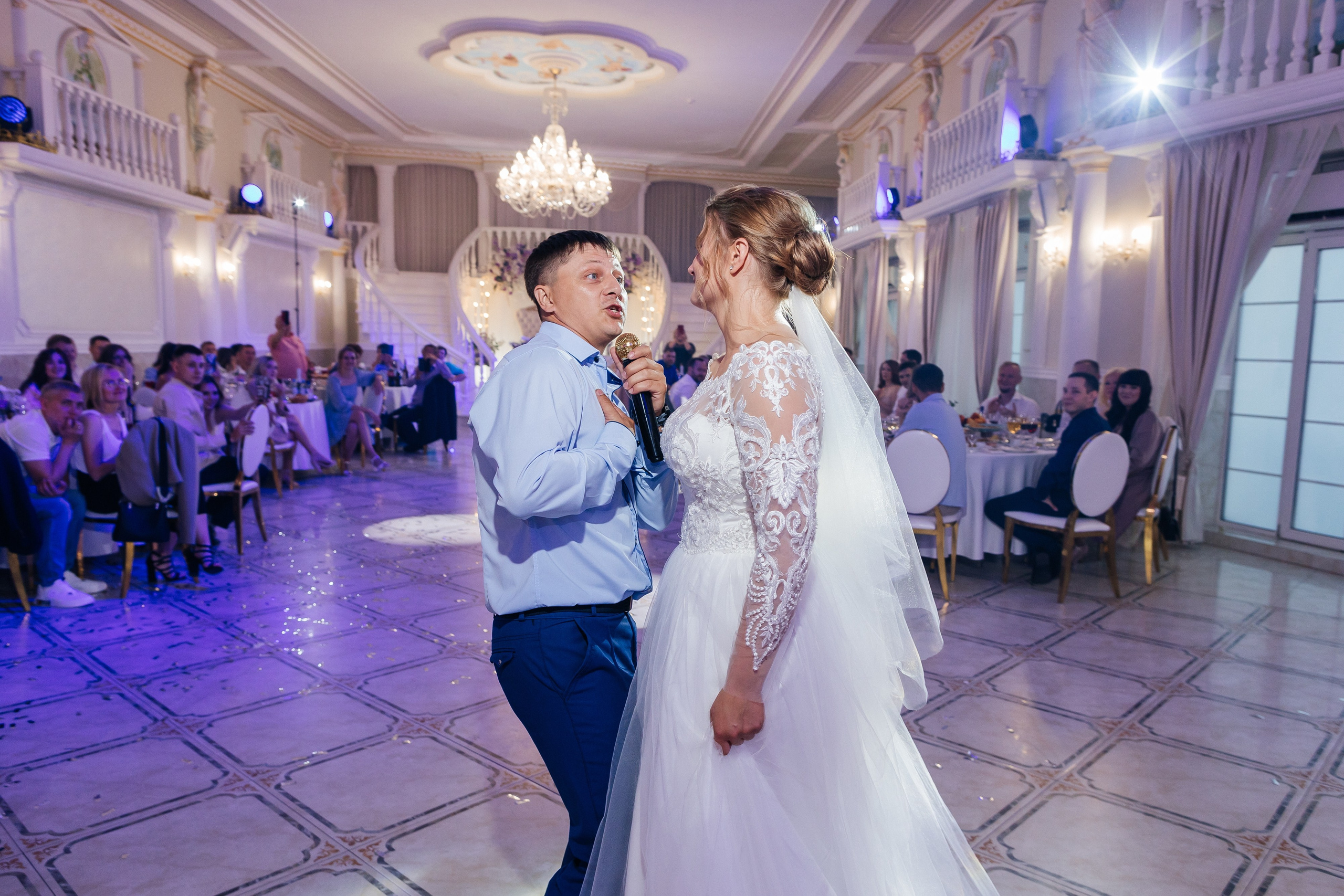 Трогательная выездная церемония в уютном ресторане. Олег Сверчков | Свадебный фотограф Вологда