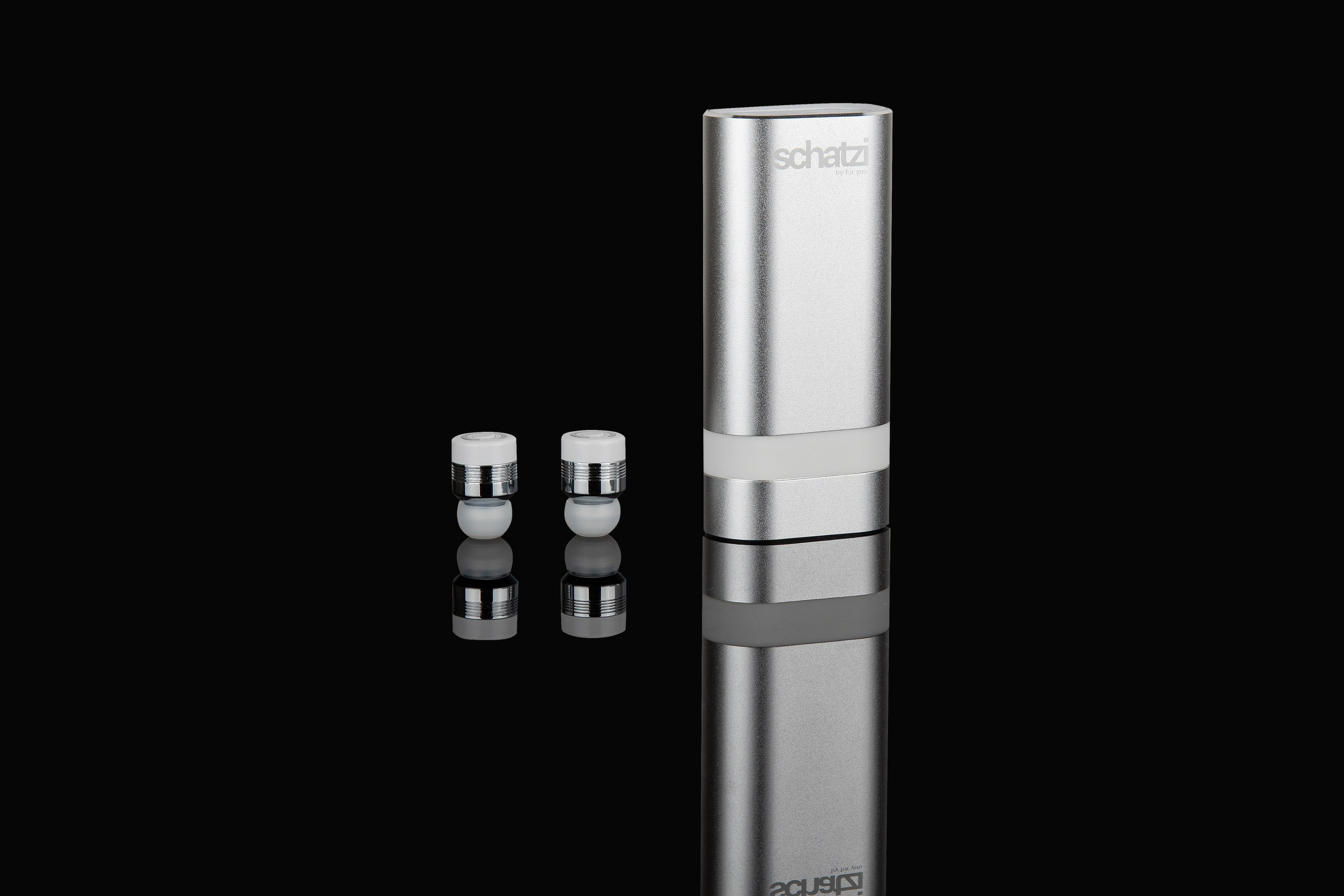 Серебристые беспроводные наушники рядом с кейсом полубок