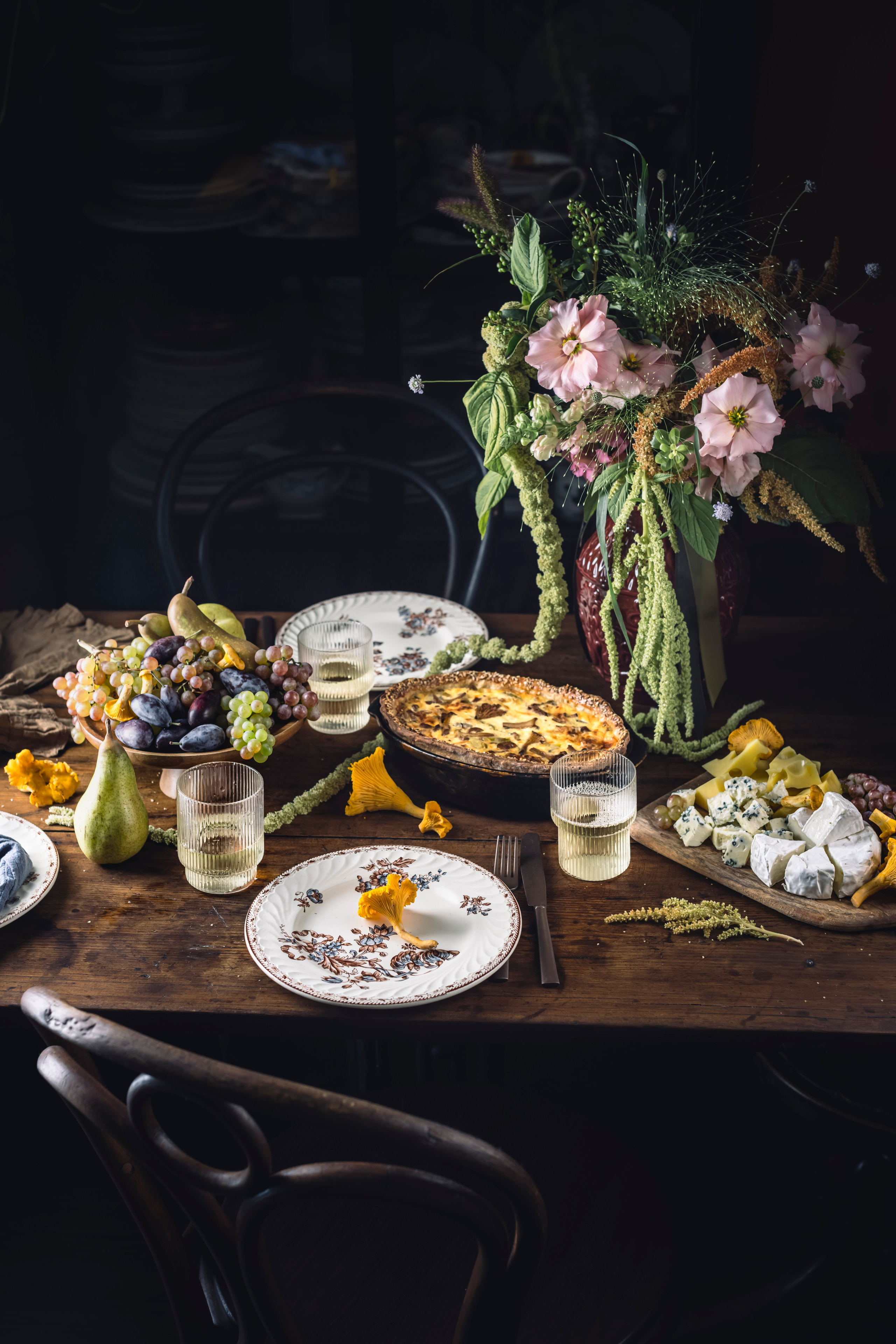 Киш с лисичками сервировка. Foodie Stories (гастрономические истории) рекламная фуд-фотосъёмка, Москва