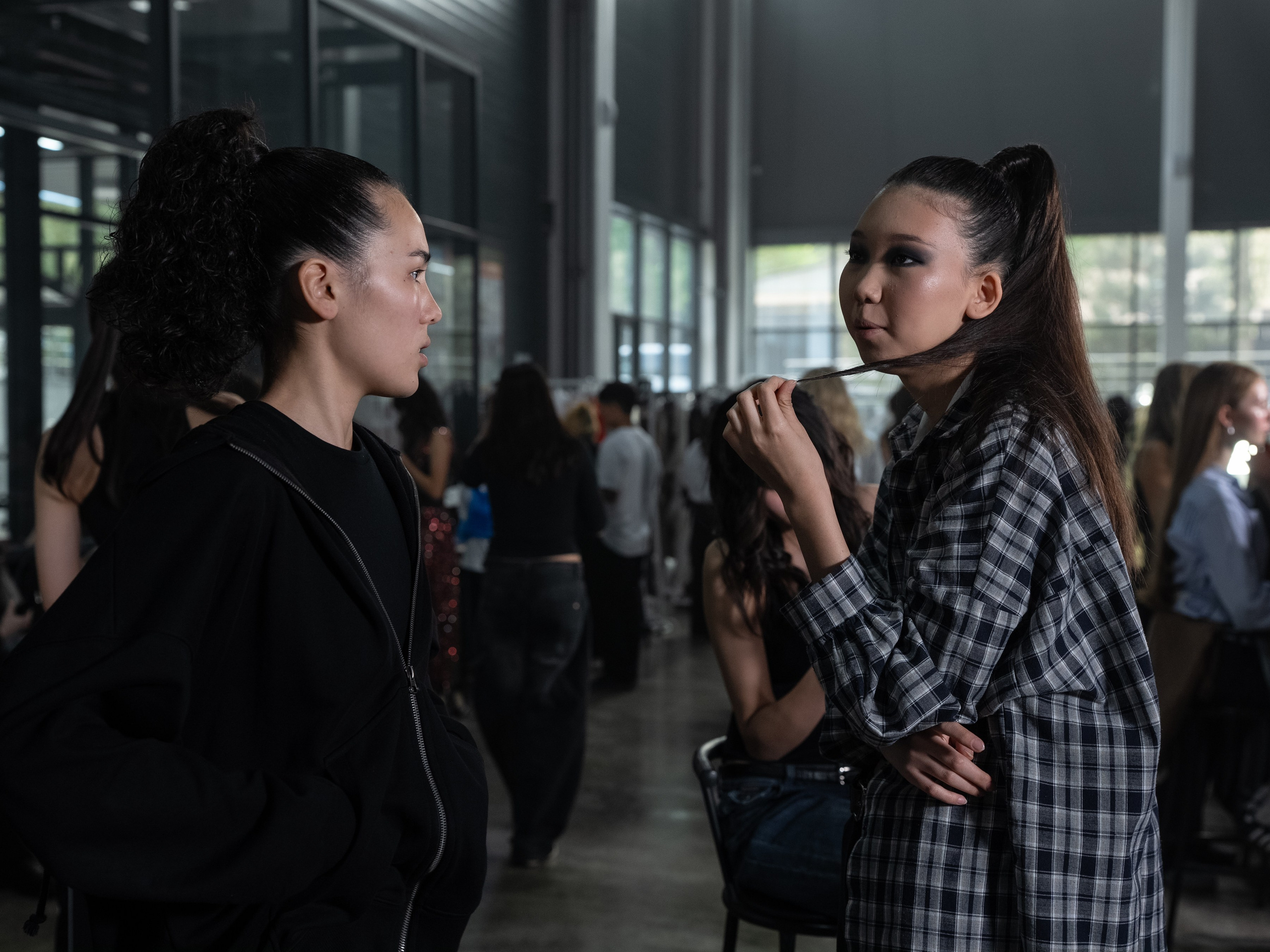 Visa Fashion Week Pre-Fall 2026 April BackStage Day 1. Сайт Алматинского НЮ АРТ, будуар и фэшн фотографа Дениса Карпенко