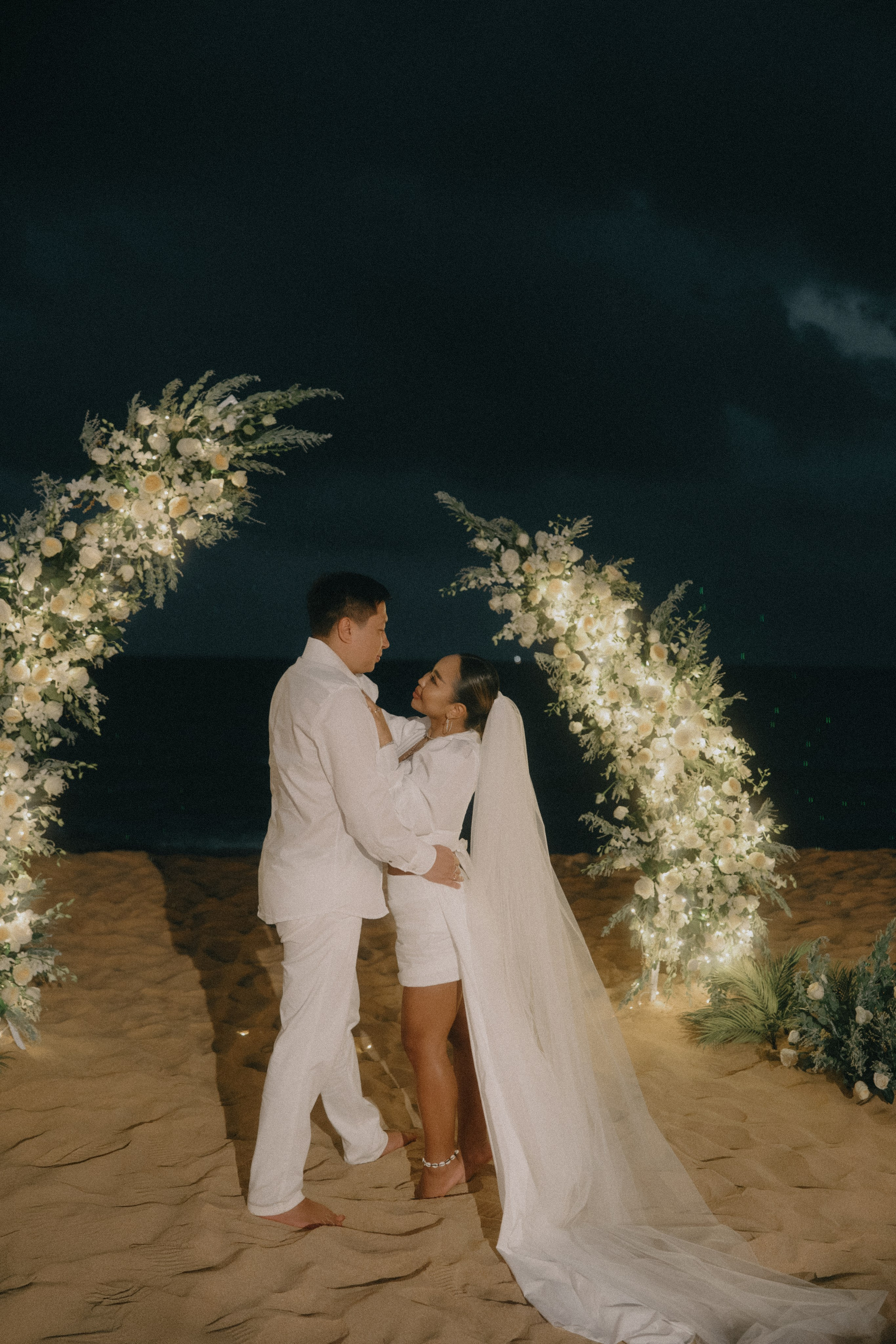 Руслан & Ирина. La Marée wedding agency Свадебное агентство на Фукуоке, Вьетнам — организация свадеб, декор, координация и помощь парам для идеального дня