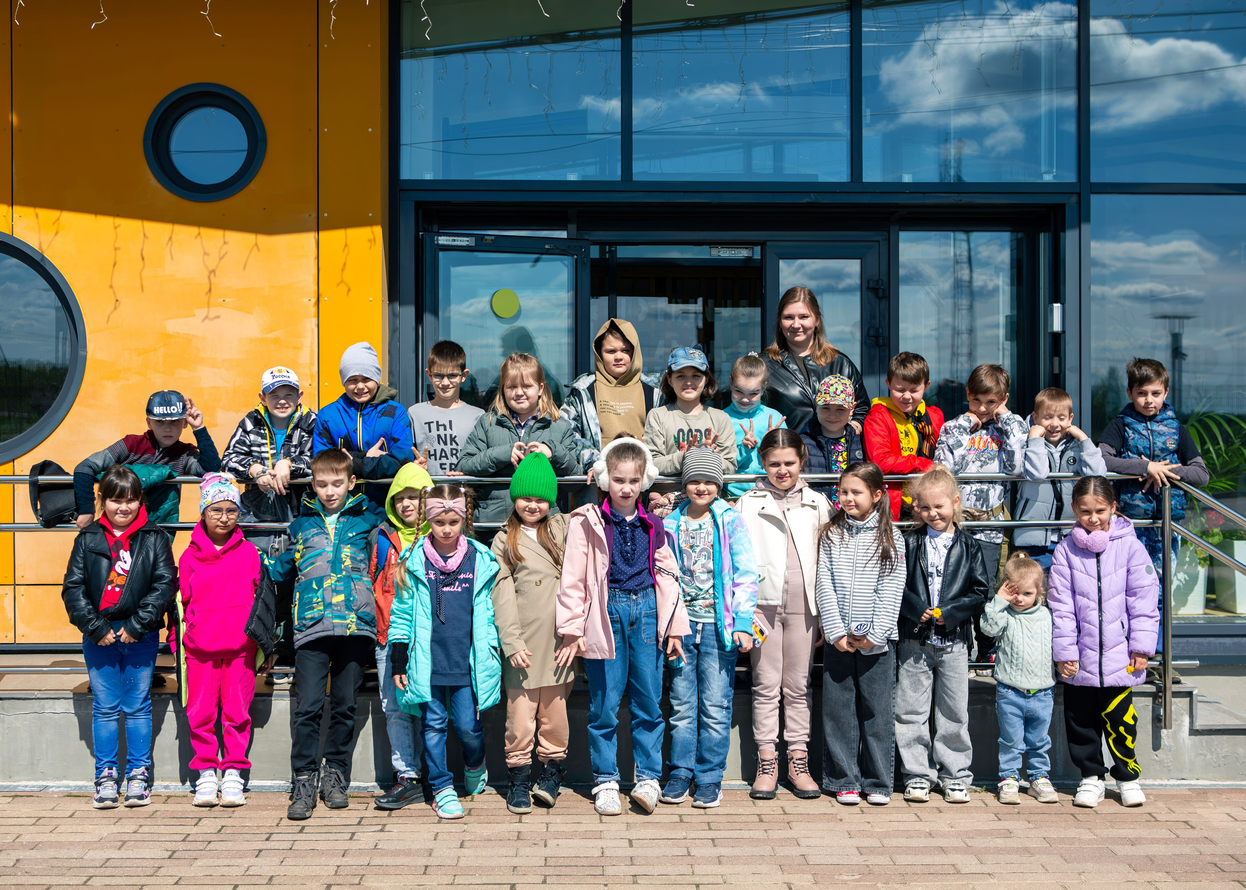 «Групповой снимок учеников 2‑Г класса на территории Центра реабилитации ЮНА»