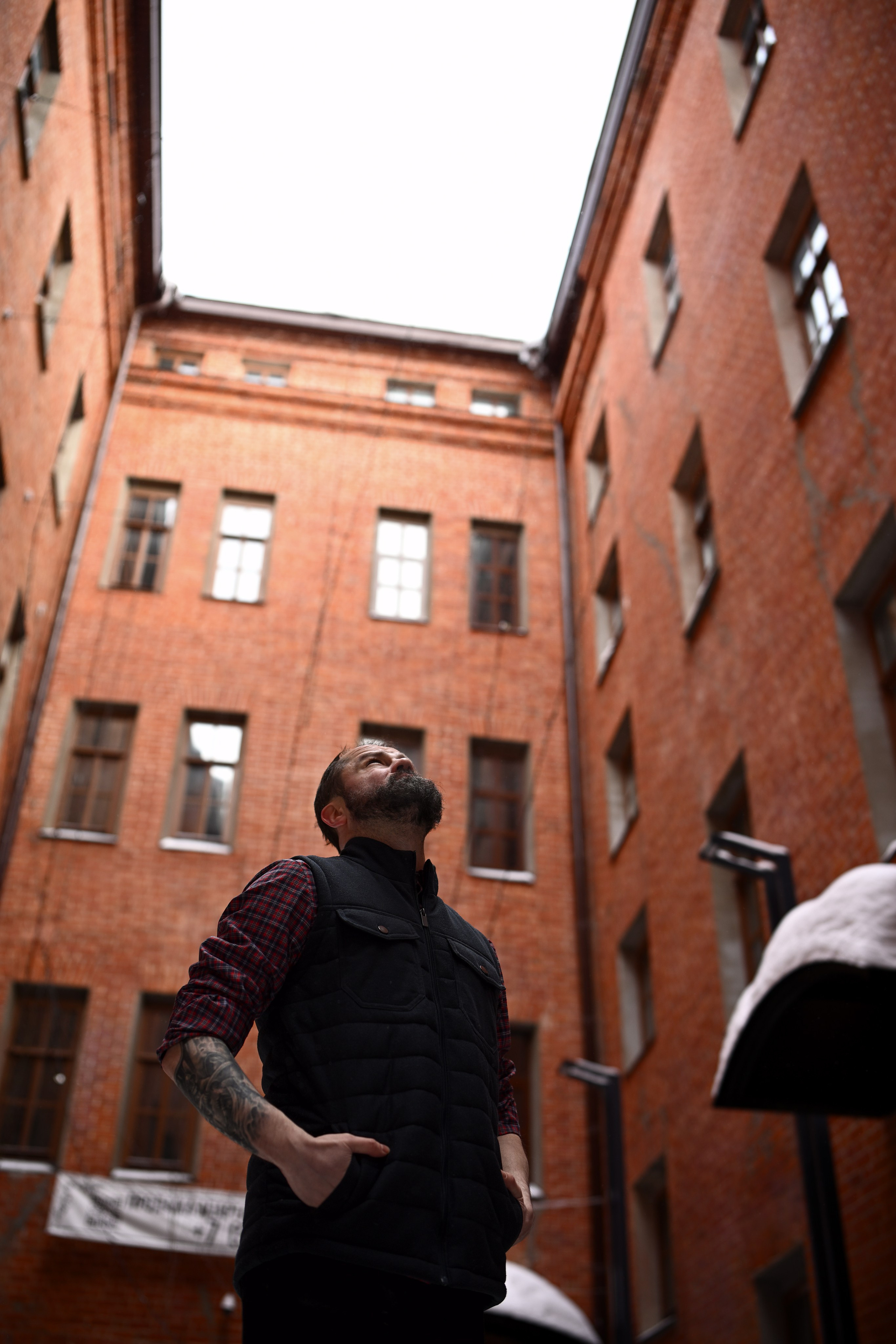 Мужской уличный портрет на зимних улицах Казани