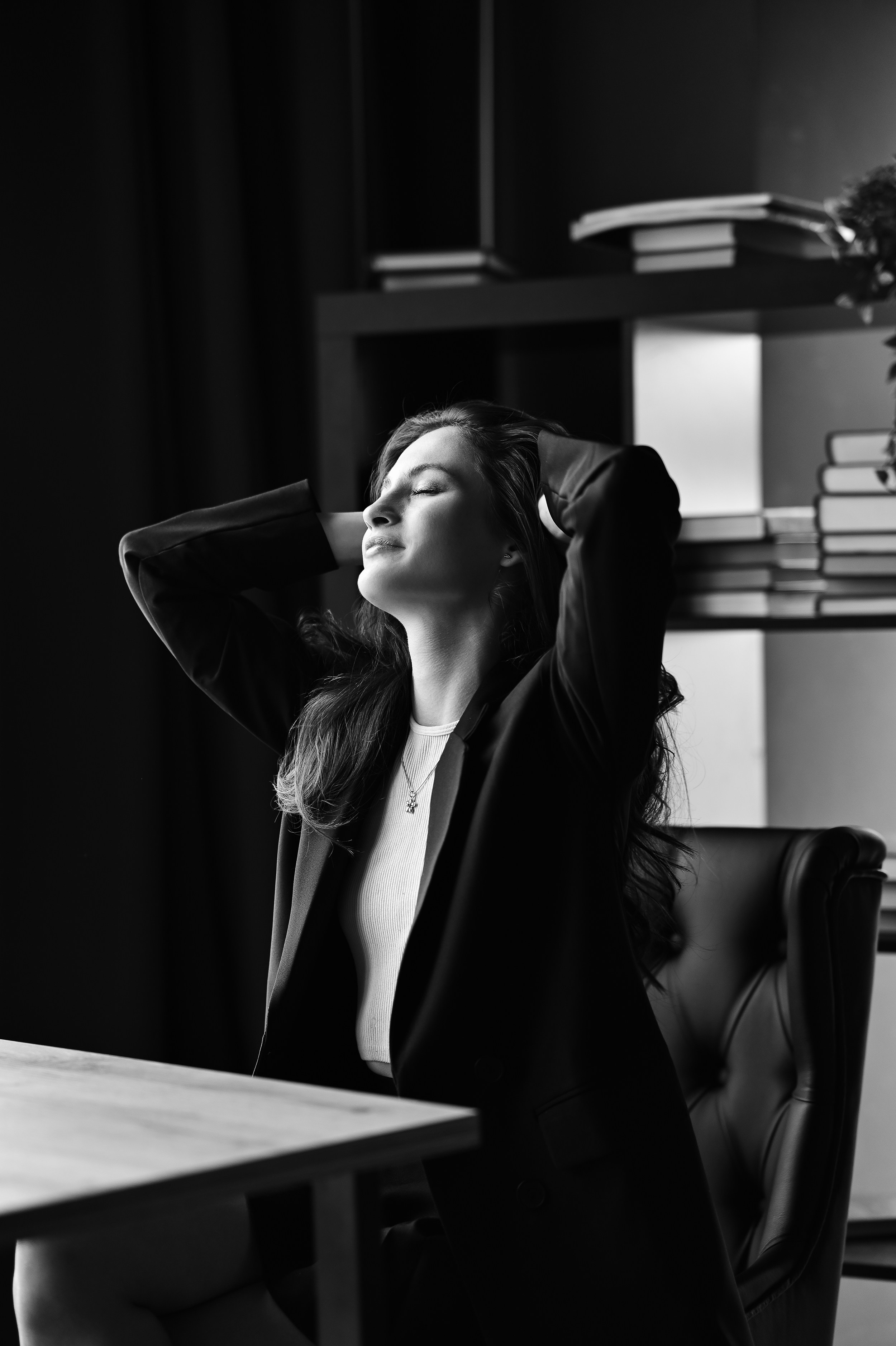 Деловой женский портрет за столом в студии с мягким светом