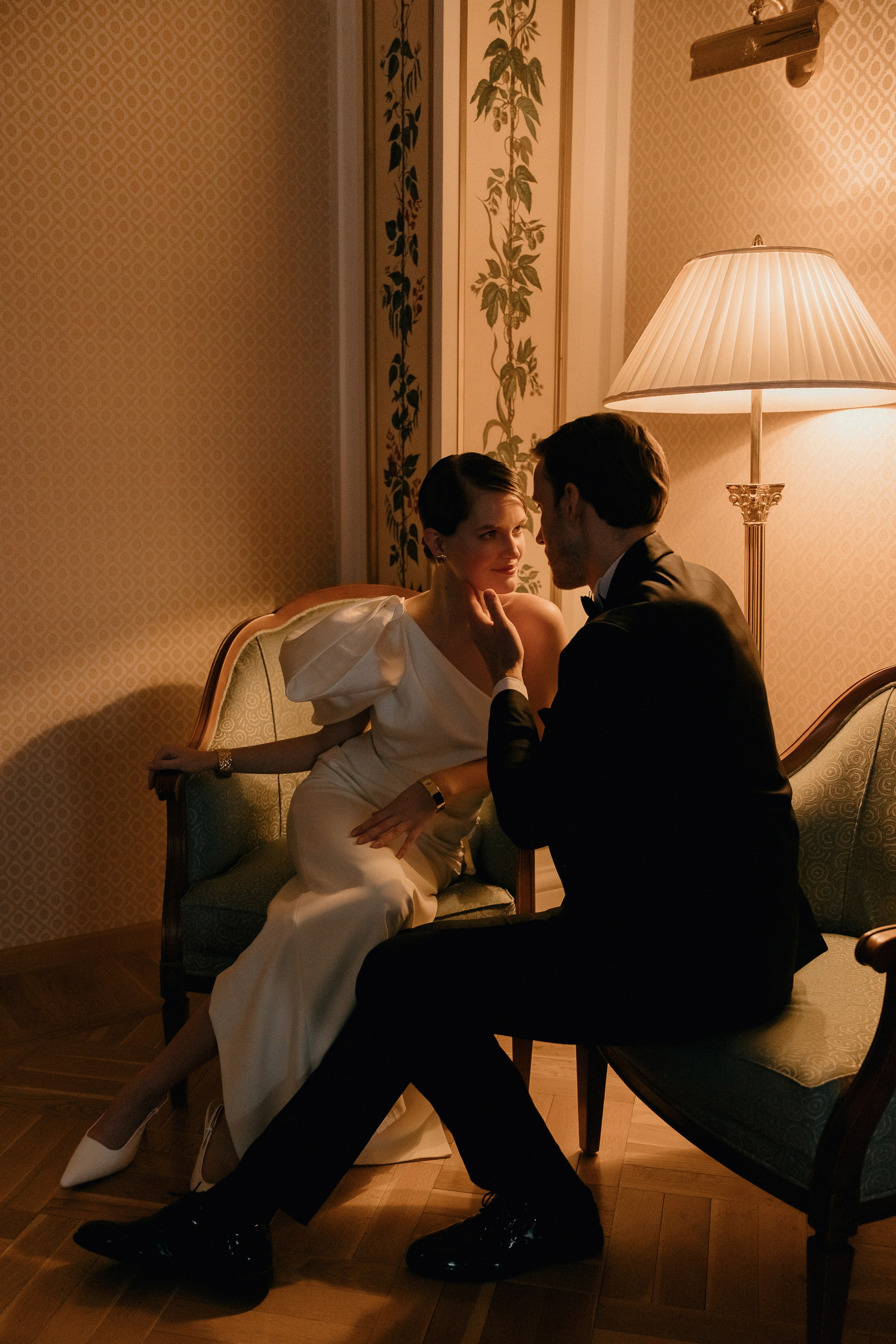 Свадебная фотосессия в гостинице Ленинградская. Свадебный фотограф Москва