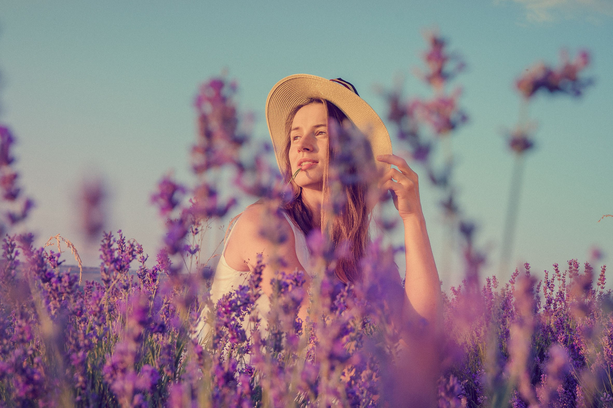 Женщина в шляпе на лавандовом поле.