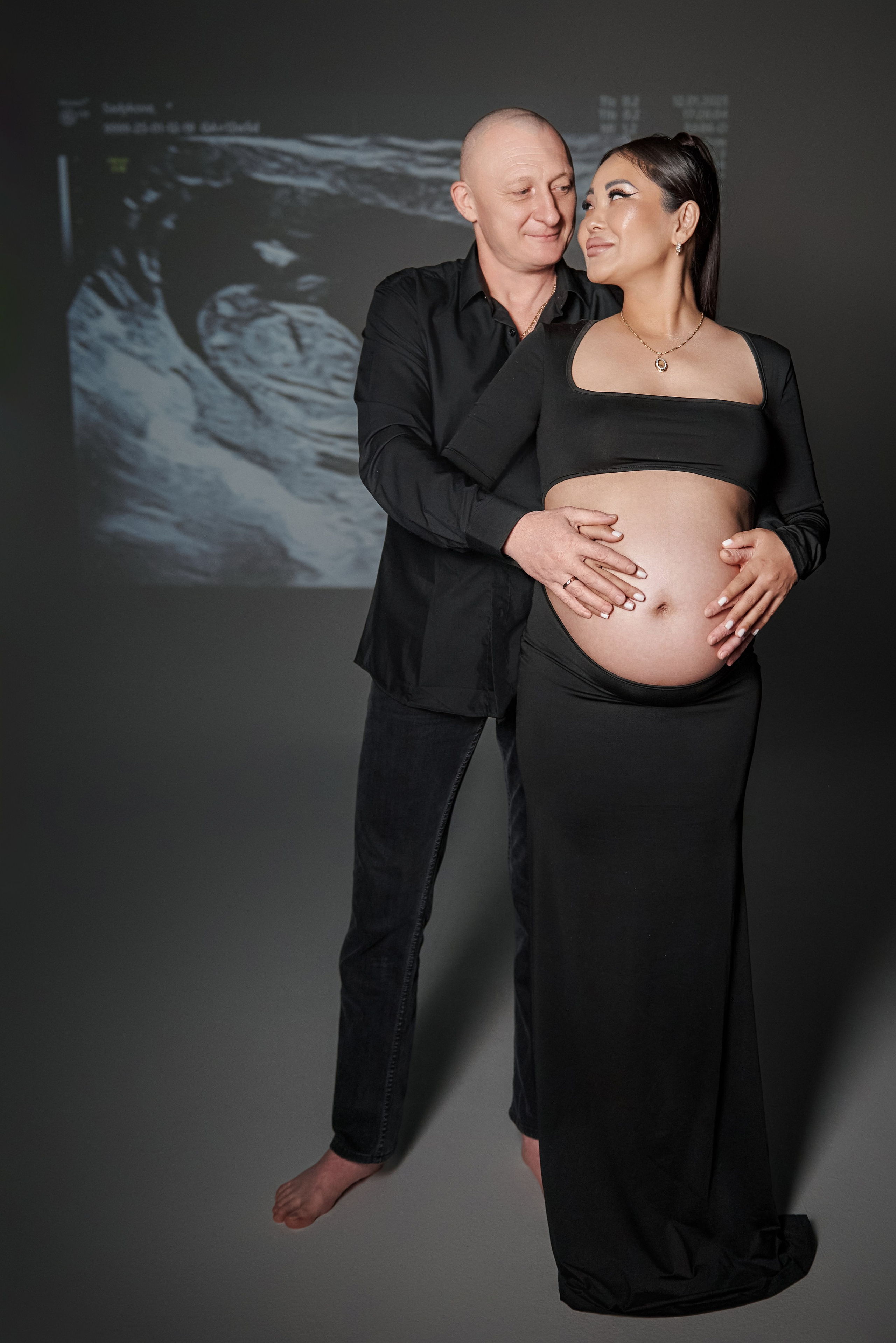 Объятия и технологичный фон УЗИ создают эмоциональную, но современную историю ожидания ребёнка.