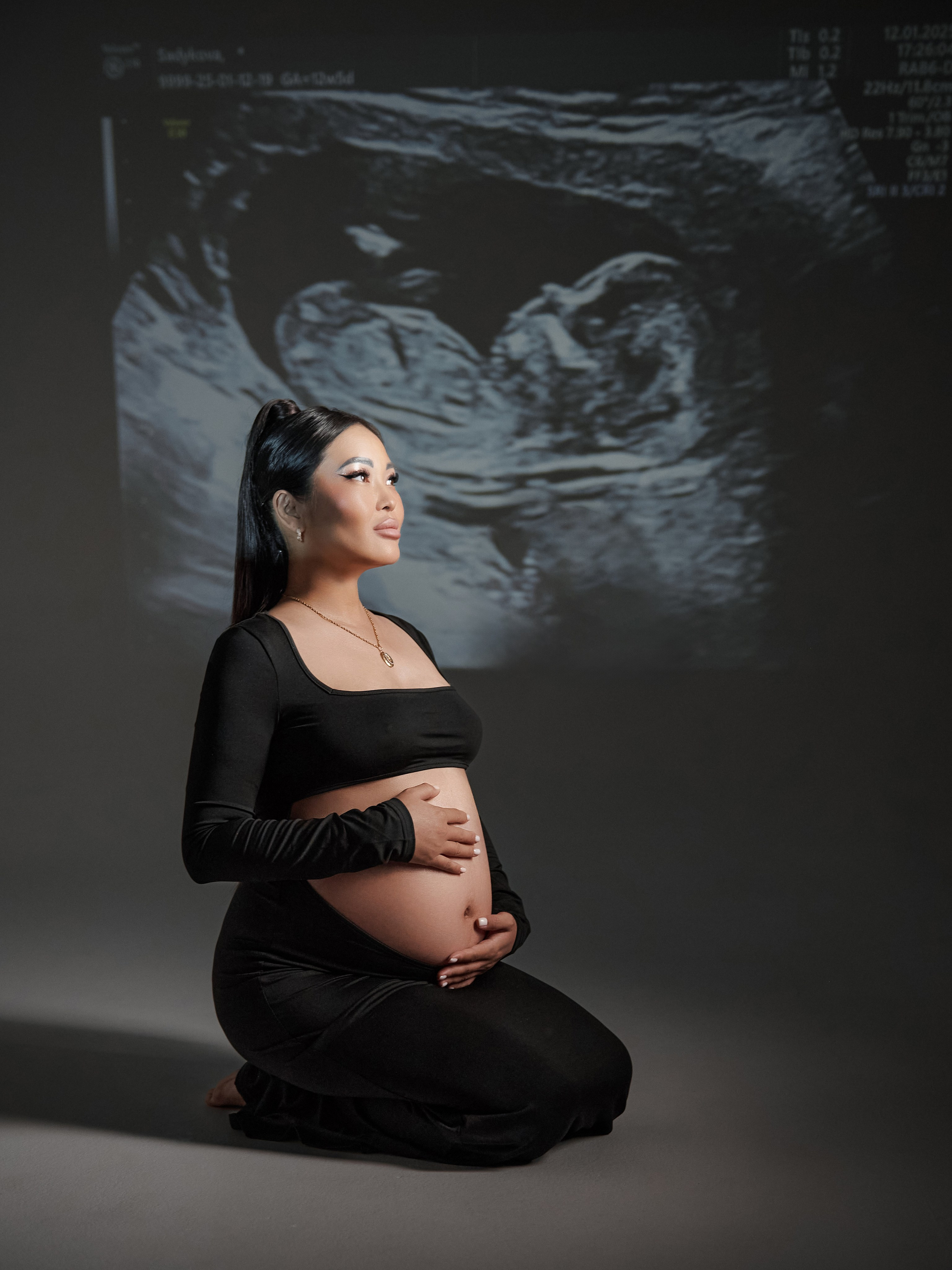 Современный концепт с проекцией УЗ‑снимка объединяет технологии и материнство, предлагая клиентам уникальный визуальный опыт съёмки.