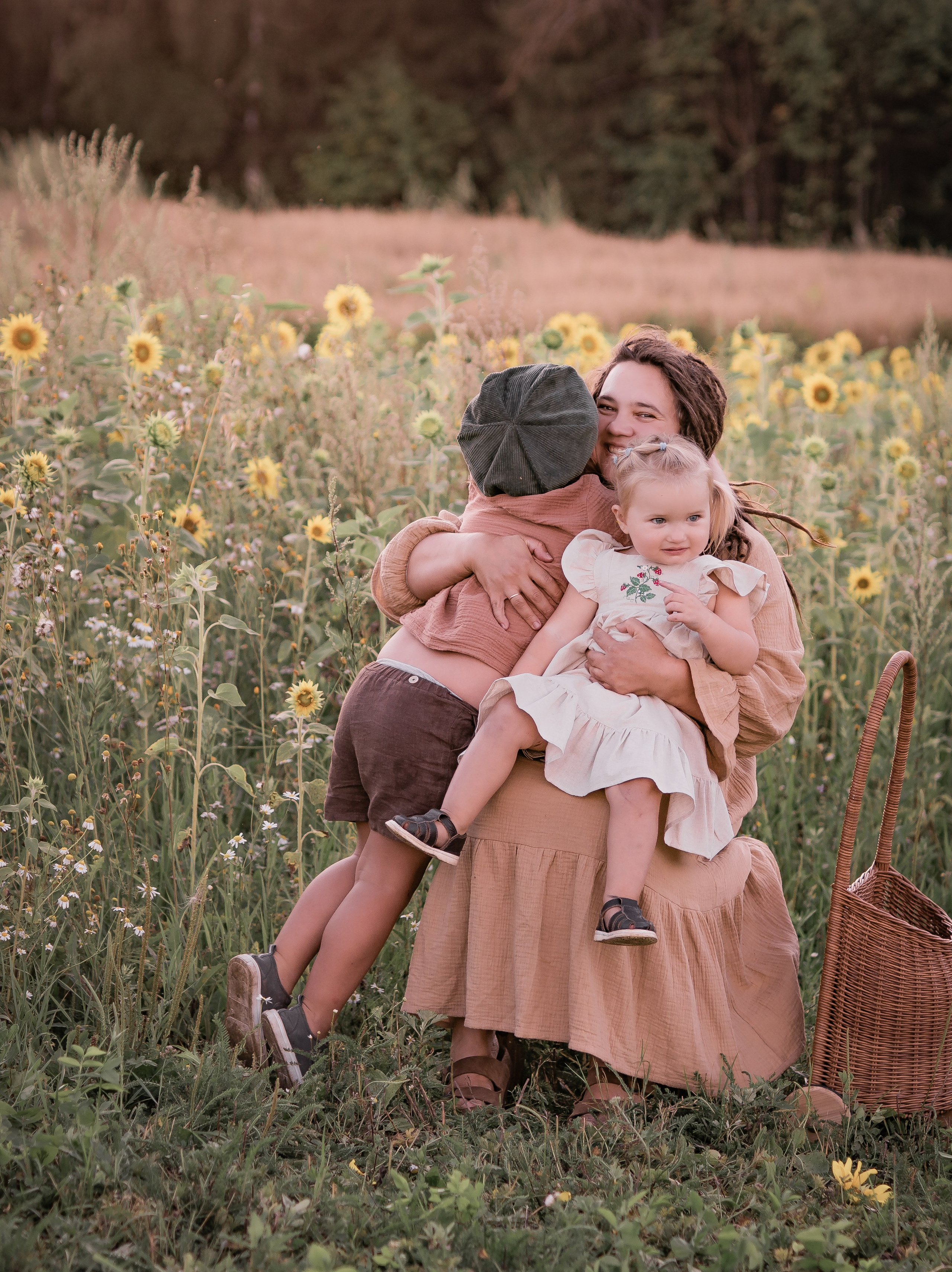 Прогулка с подсолнухами. Семейный фотограф Ефремова Виктория