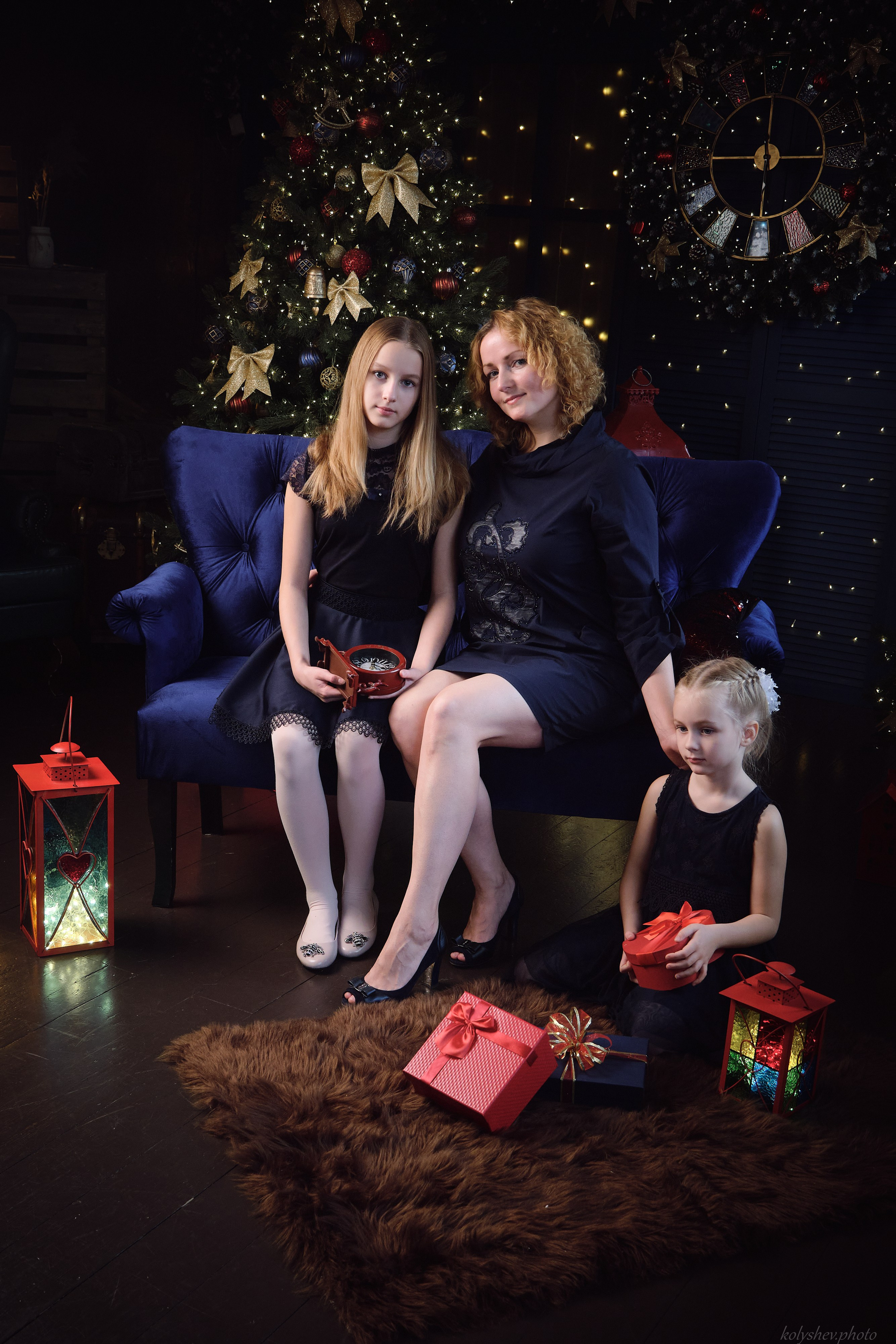 Семейная фотосессия мамы и дочек в студии в Москве фотограф Колышева Виктория. Портретный фотограф на новый год в Москве Виктория Колышева