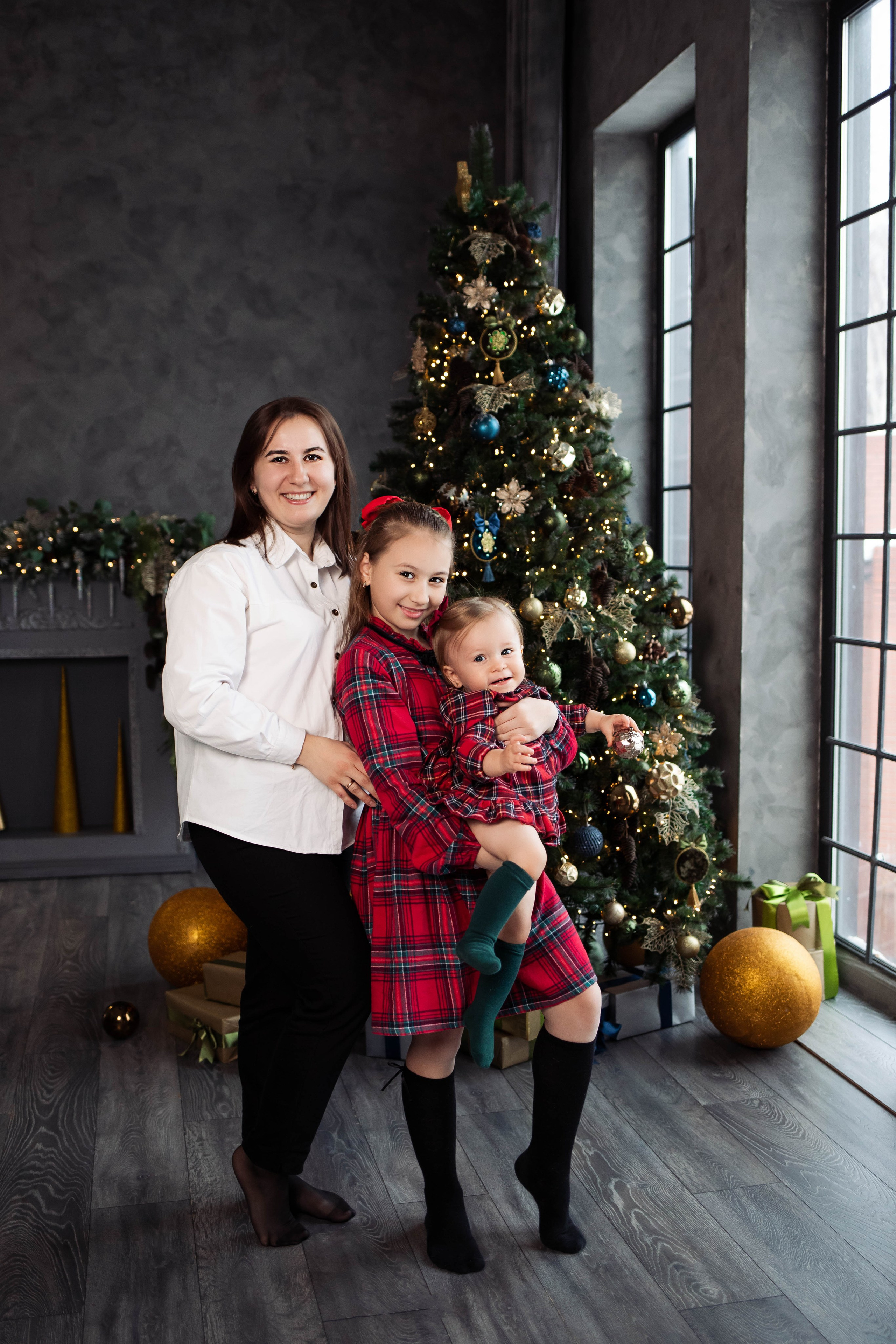 Семейная фотосессия в студии. Фотограф новорожденных в Новосибирске