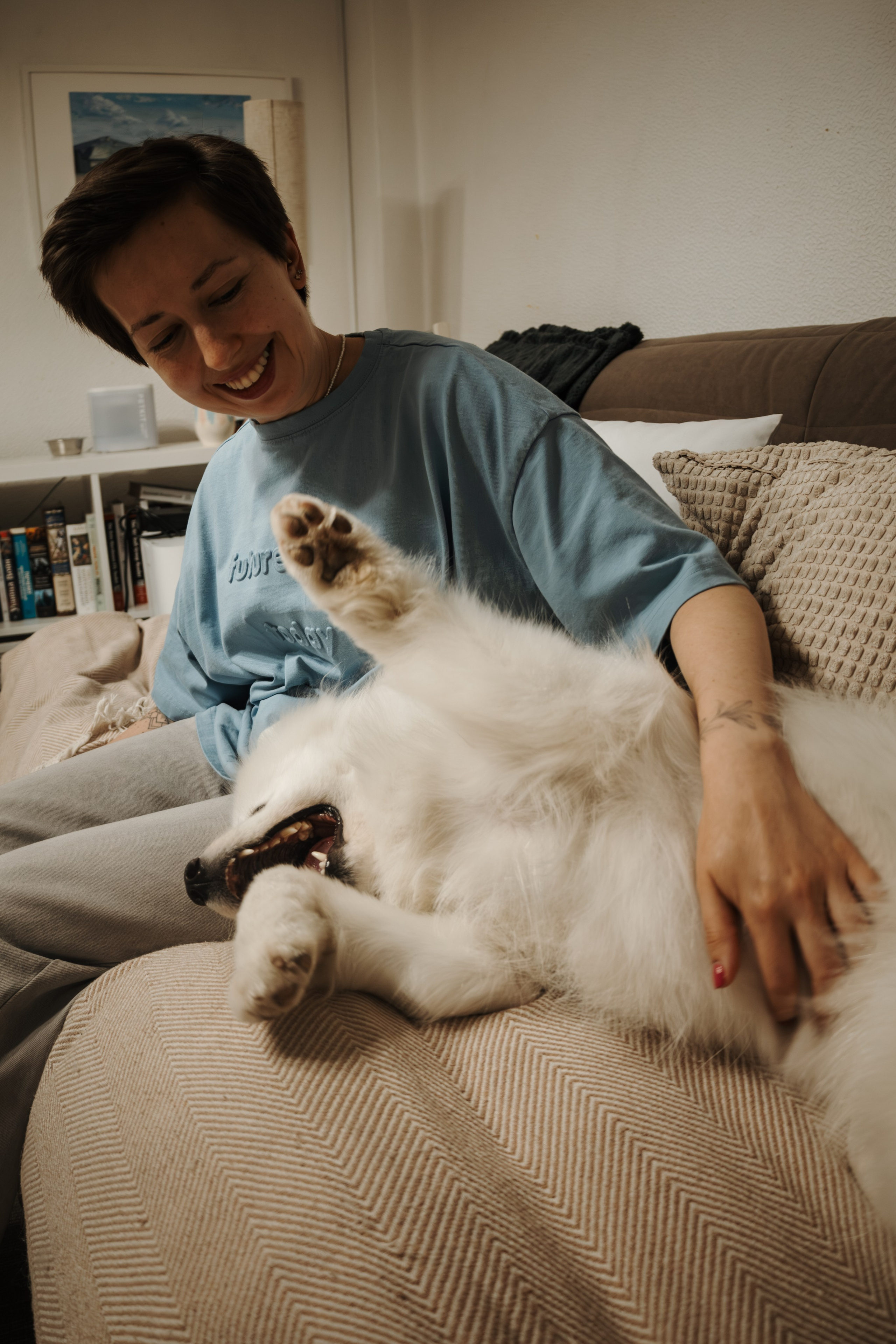 Домашняя фотосессия девушки с собакой и пара фото в дождливый день. Фотограф-анималист в Москве Екатерина Тихонова