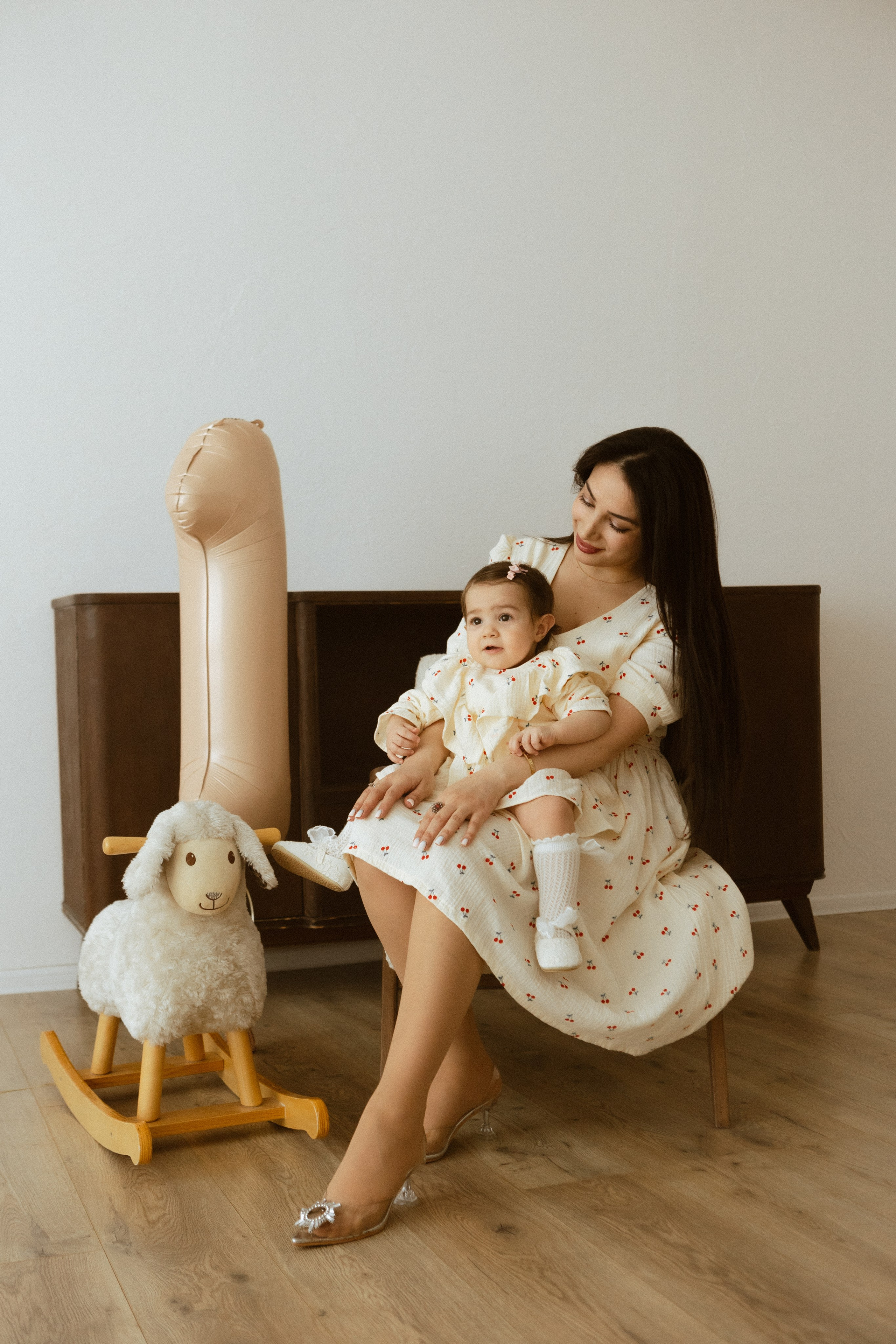 нежная семейная фотосессия с годовалой дочкой в студии, фото мамы и дочки, семейный фотограф в Москве