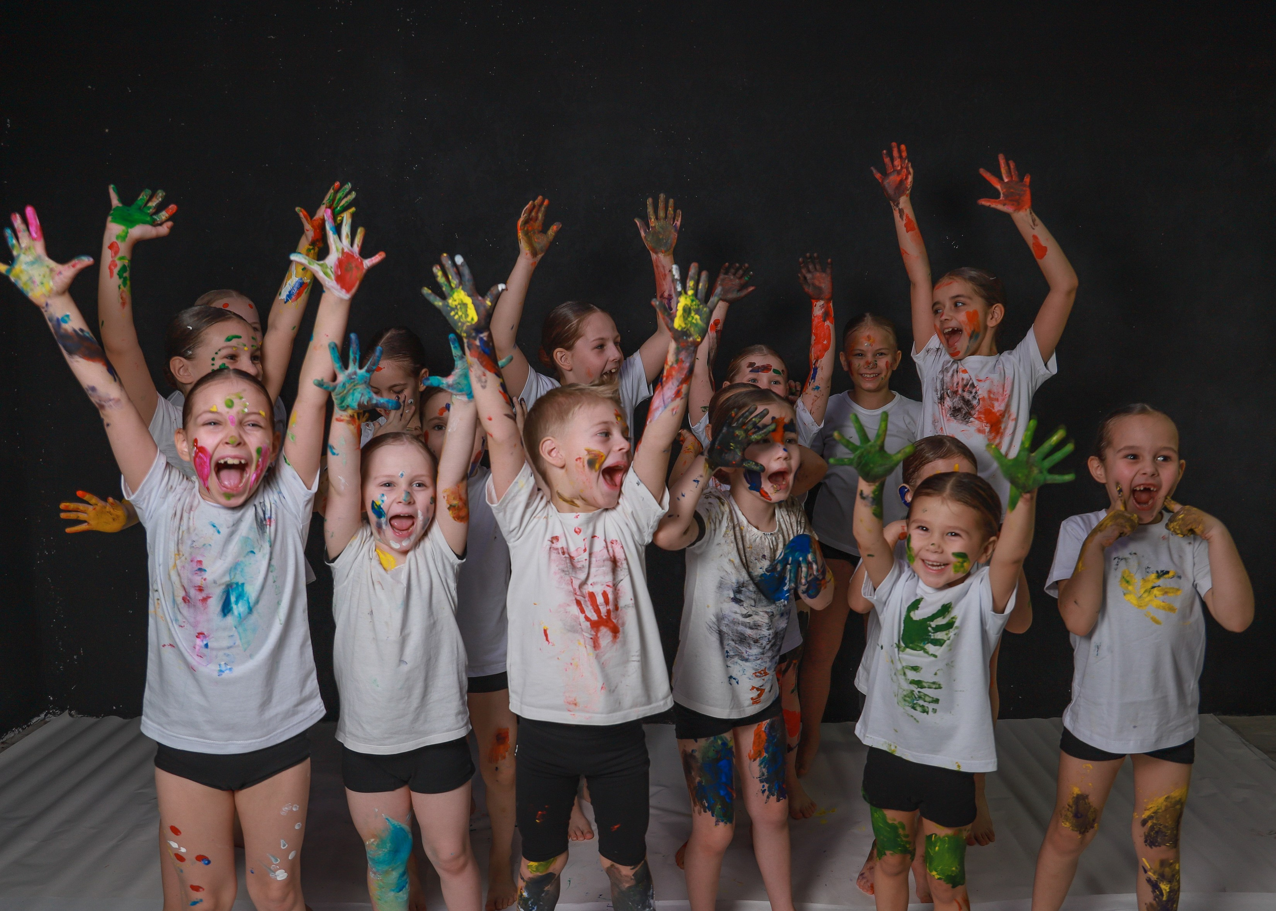 Младшие с красками. Фотограф Юлия Мальцева