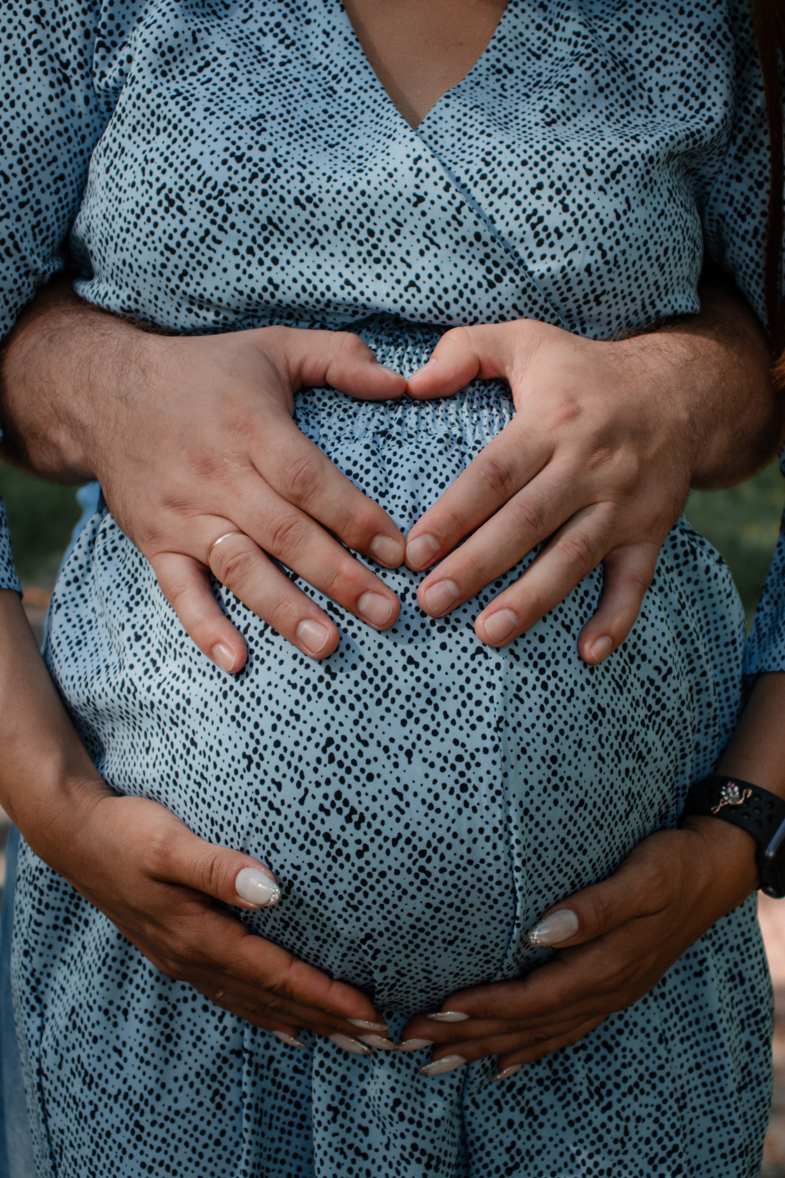 Прогулочная природная фотосессия беременной девушки с мужем в городе Томск