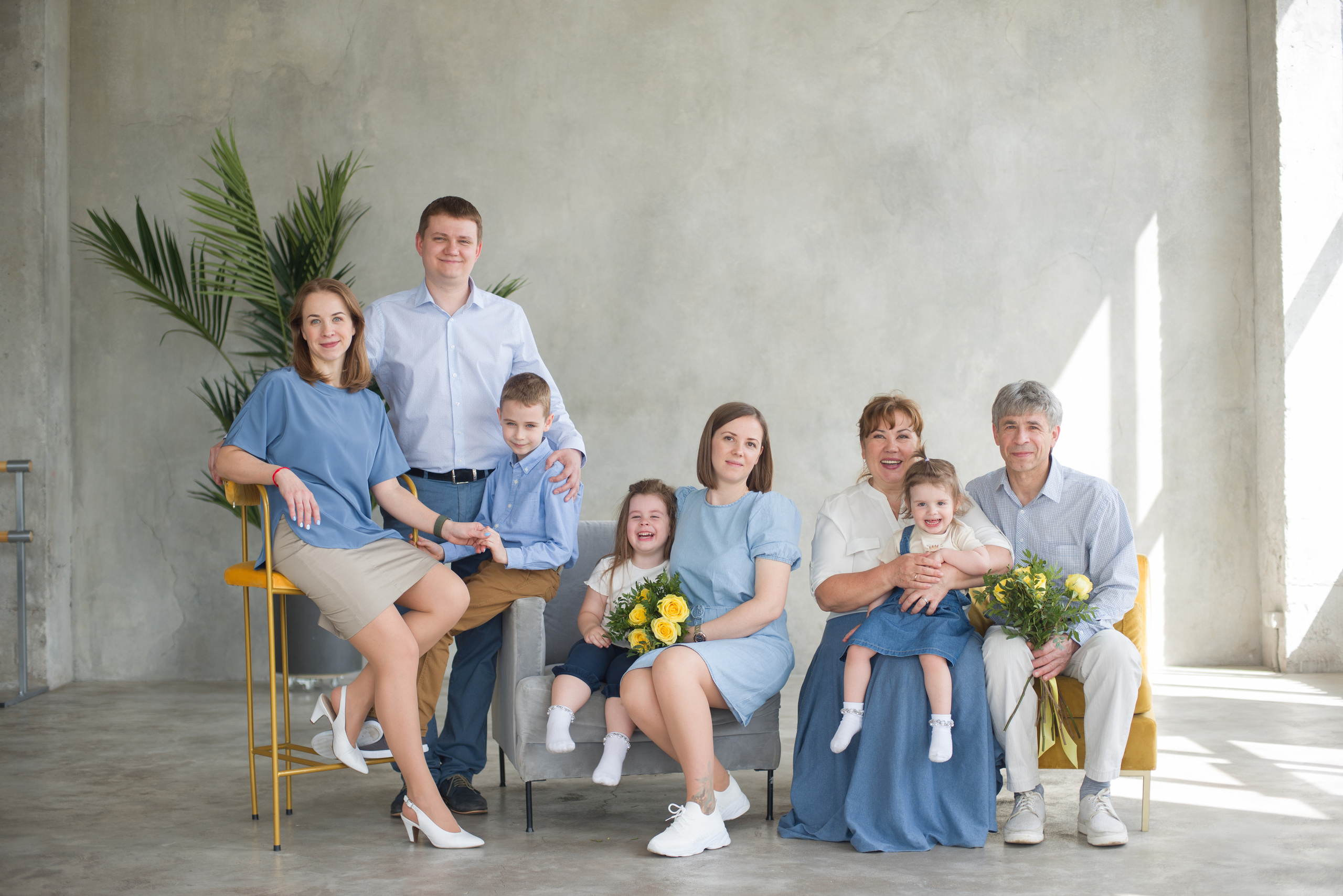 Фотосъемка большой семьи к юбилею бабушки, мамы и сестры. Портретный и семейный фотограф в Москве Стаховская Елена