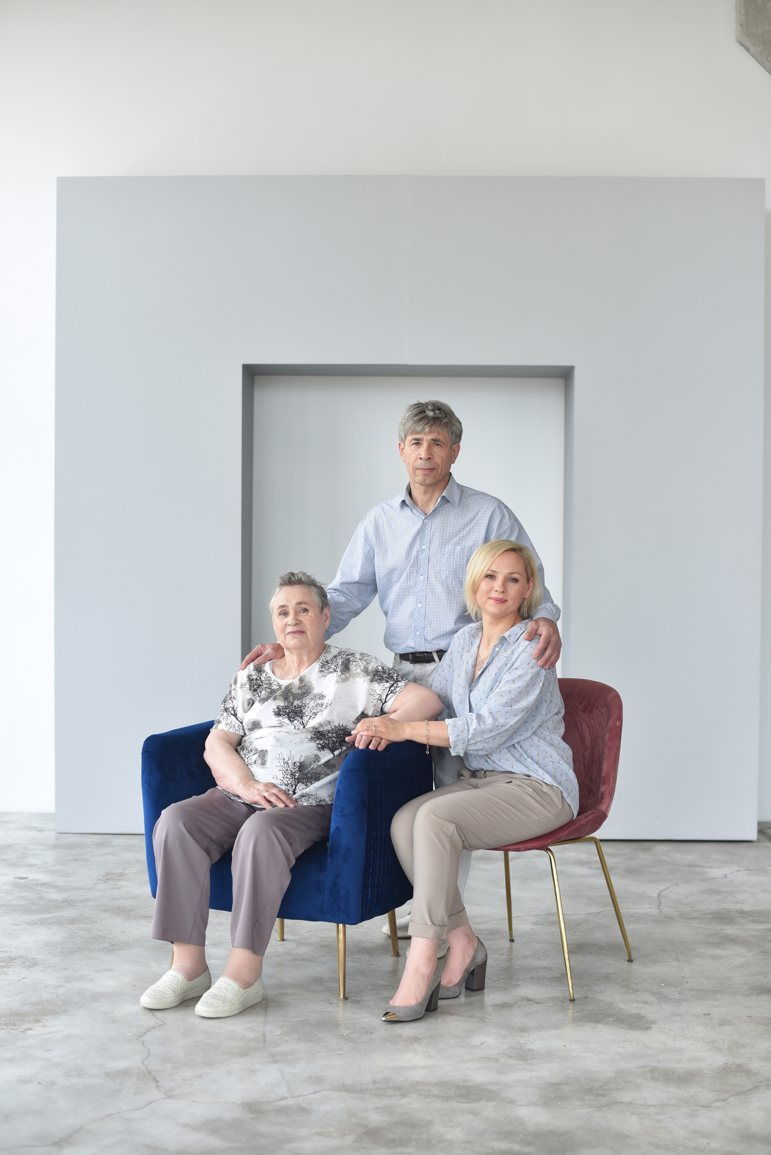 Фотосъемка большой семьи к юбилею бабушки, мамы и сестры. Портретный и семейный фотограф в Москве Стаховская Елена