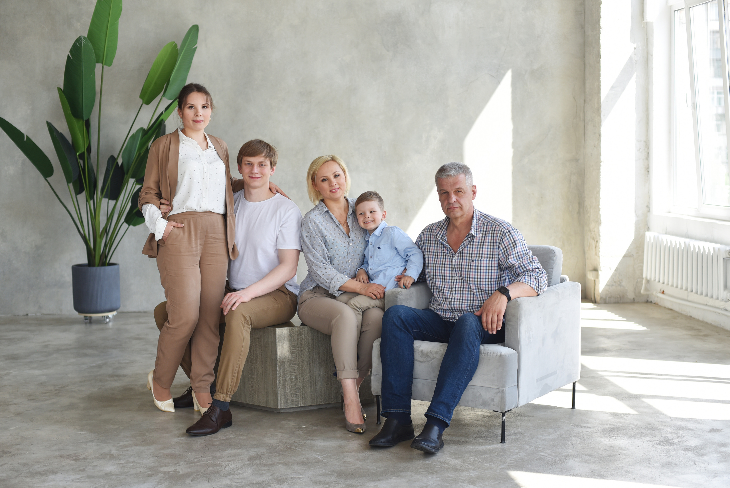 Фотосъемка большой семьи к юбилею бабушки, мамы и сестры. Портретный и семейный фотограф в Москве Стаховская Елена