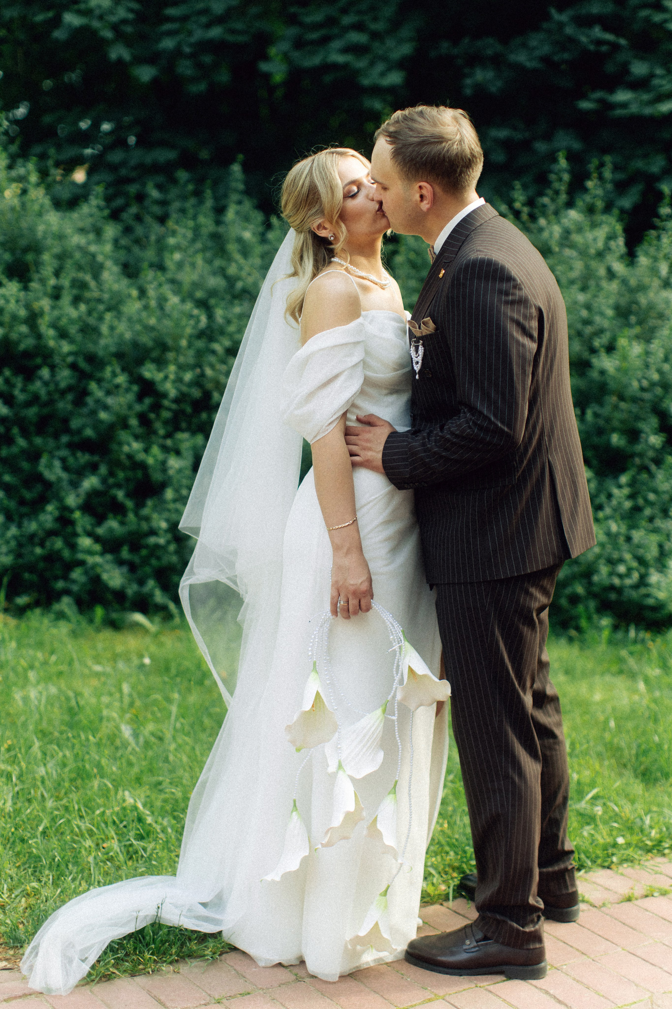 Саша и Маша, свадебная прогулка в Царицыно, плёночные и цифровые кадры. Свадебный и портретный фотограф в Москве Кристина Золотова