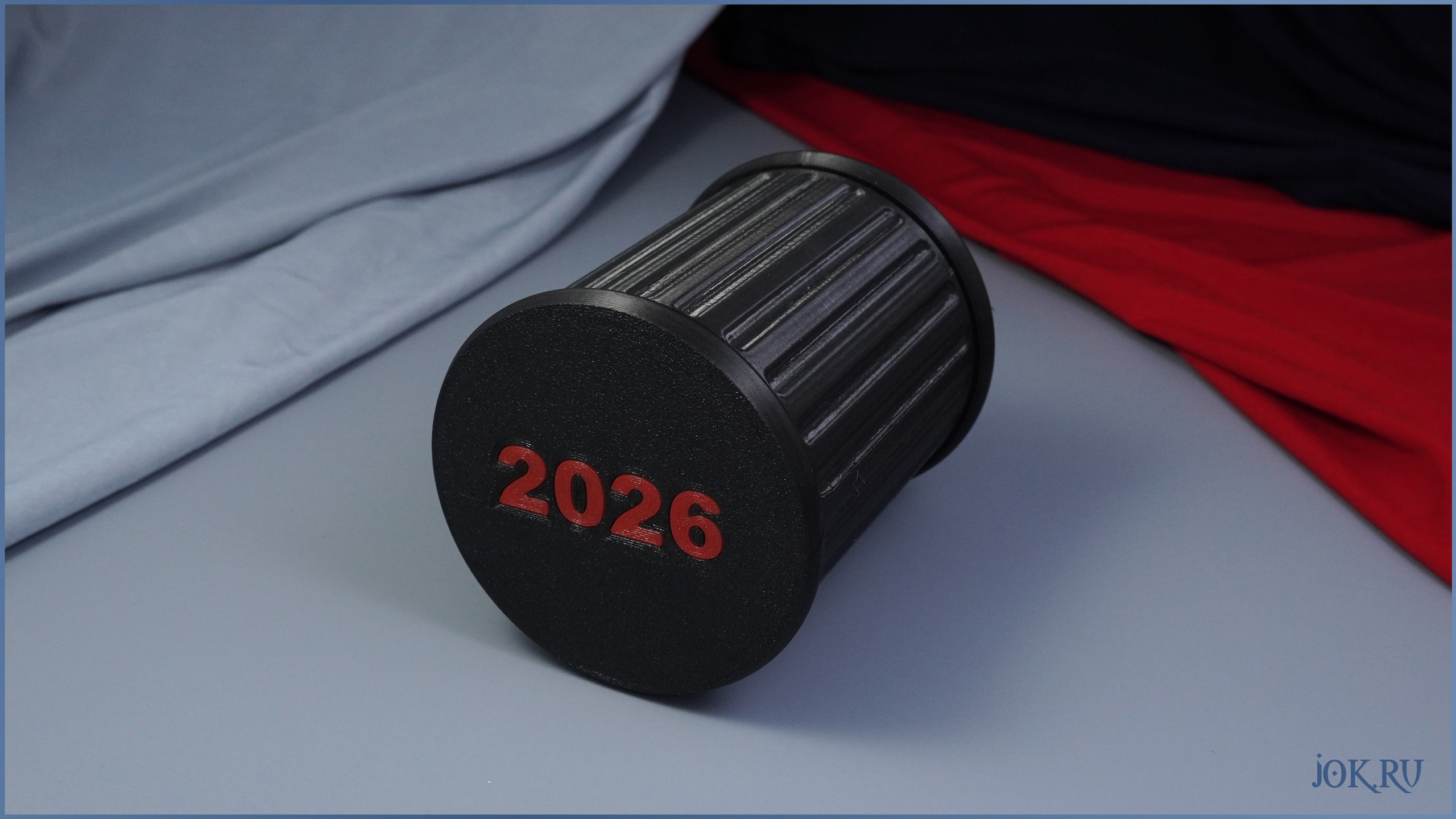 Статуэтка «Красный конь» — изысканный новогодний сувенир, олицетворяющий энергию и процветание.