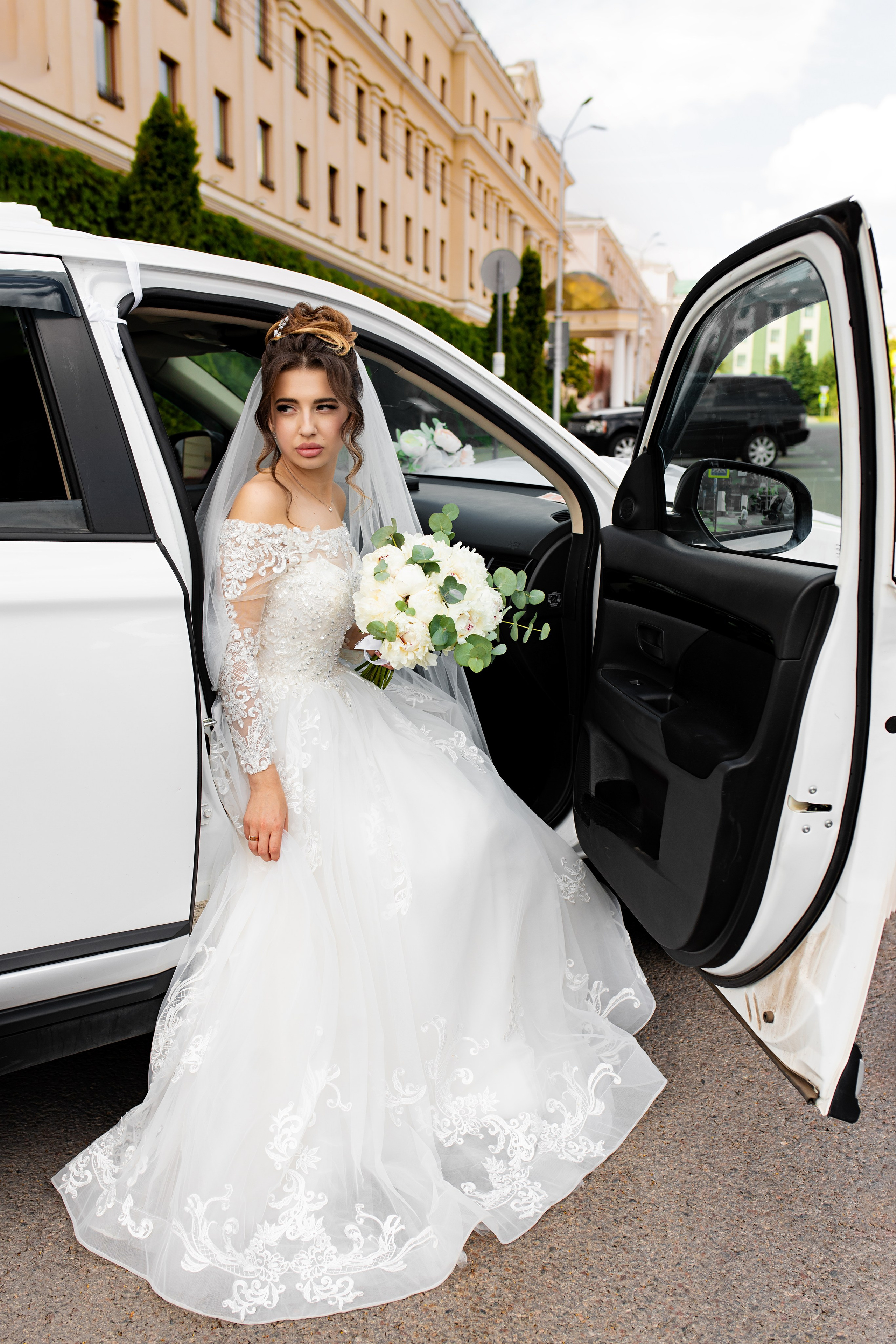 портрет невесты в машине