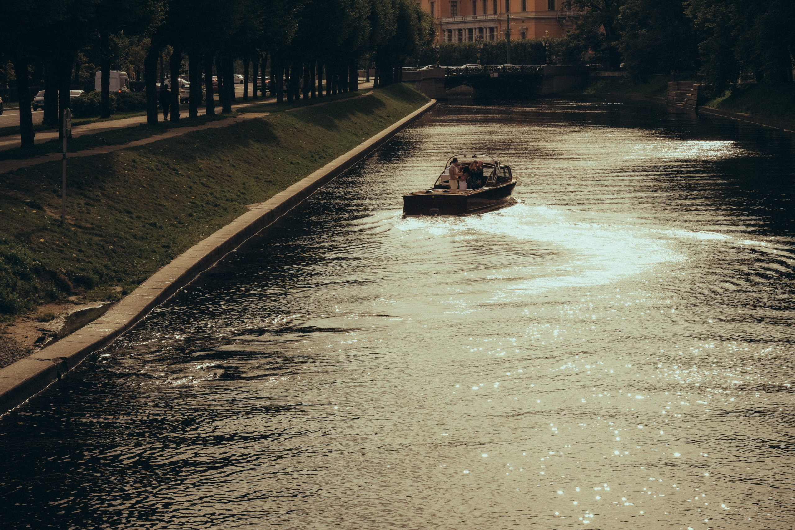 СВАДЕНБНАЯ СЬЕМКА НА КАТЕРЕ ПО КАНАЛАМ САНКТ-ПЕТЕРБУРГА И В АКВАТОРИИ НЕВЫ. Профессиональный фотограф, Санкт-Петербург — Виктория Богомолова