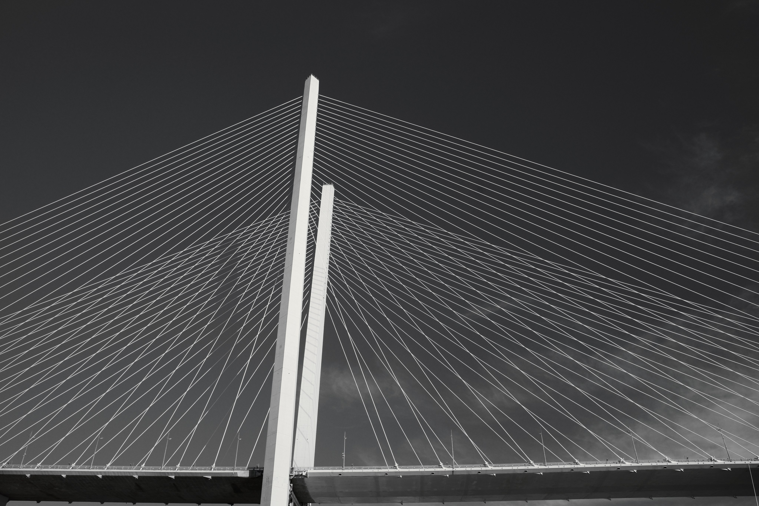 Опоры Золотого моста во Владивостоке