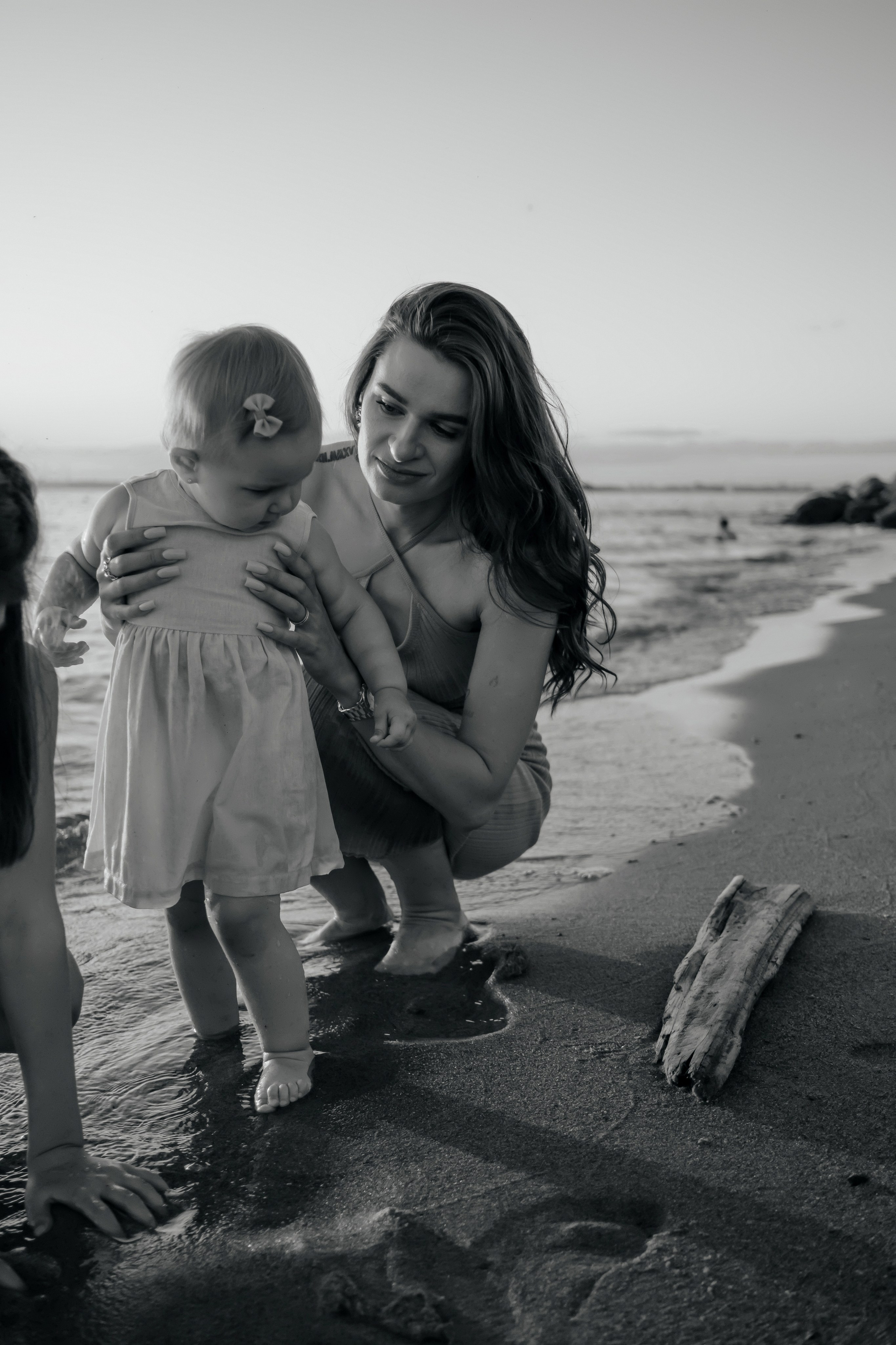 Катя с дочками на берегу. Фотограф в Новосибирске Диана Ильиных