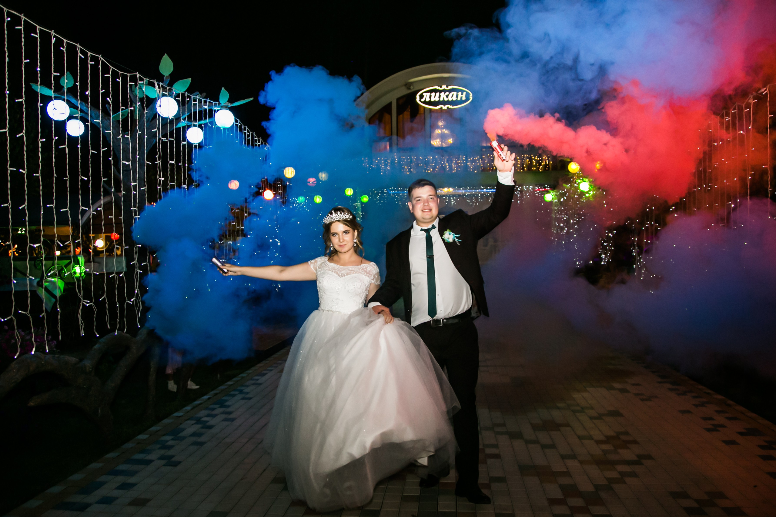 фото жениха и невесты с цветным дымом в руках у кафе "Ликан" в тольятти