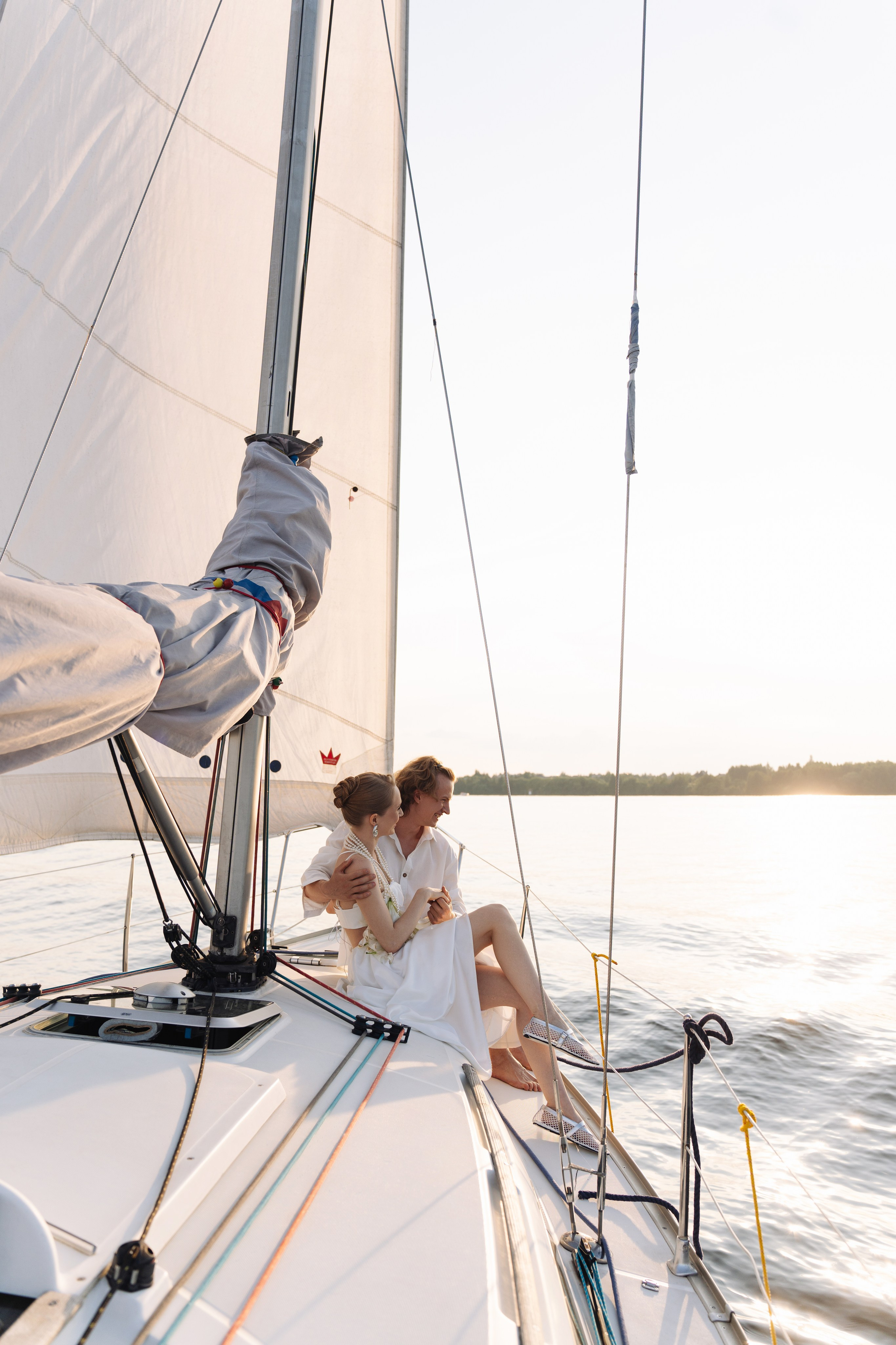 Свадебная фотосессия на яхте на закате (Пироговское водохранилище)