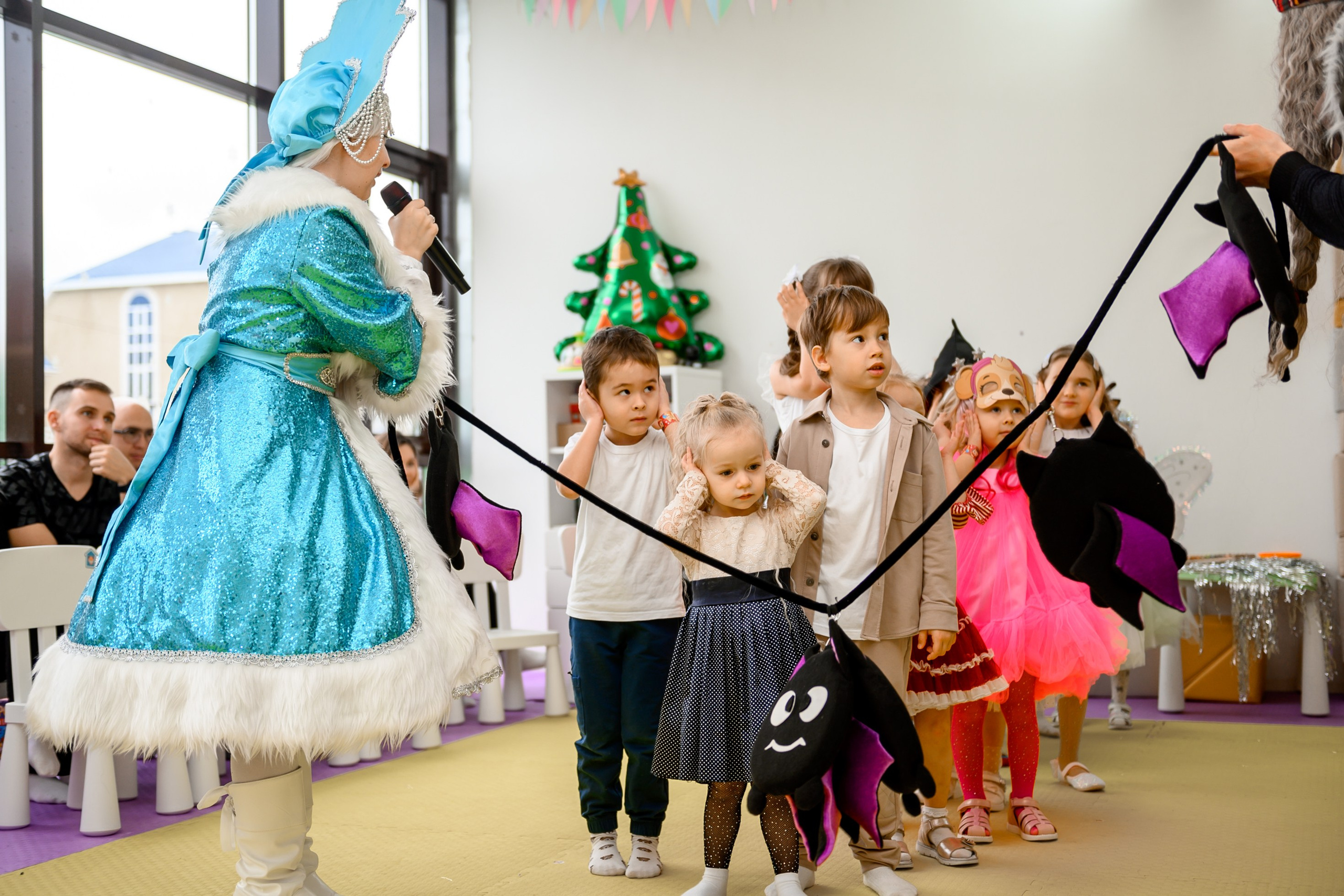 Елка 2025 в детском саду Мишка клуб. Свадебный и семейный фотограф София Невская