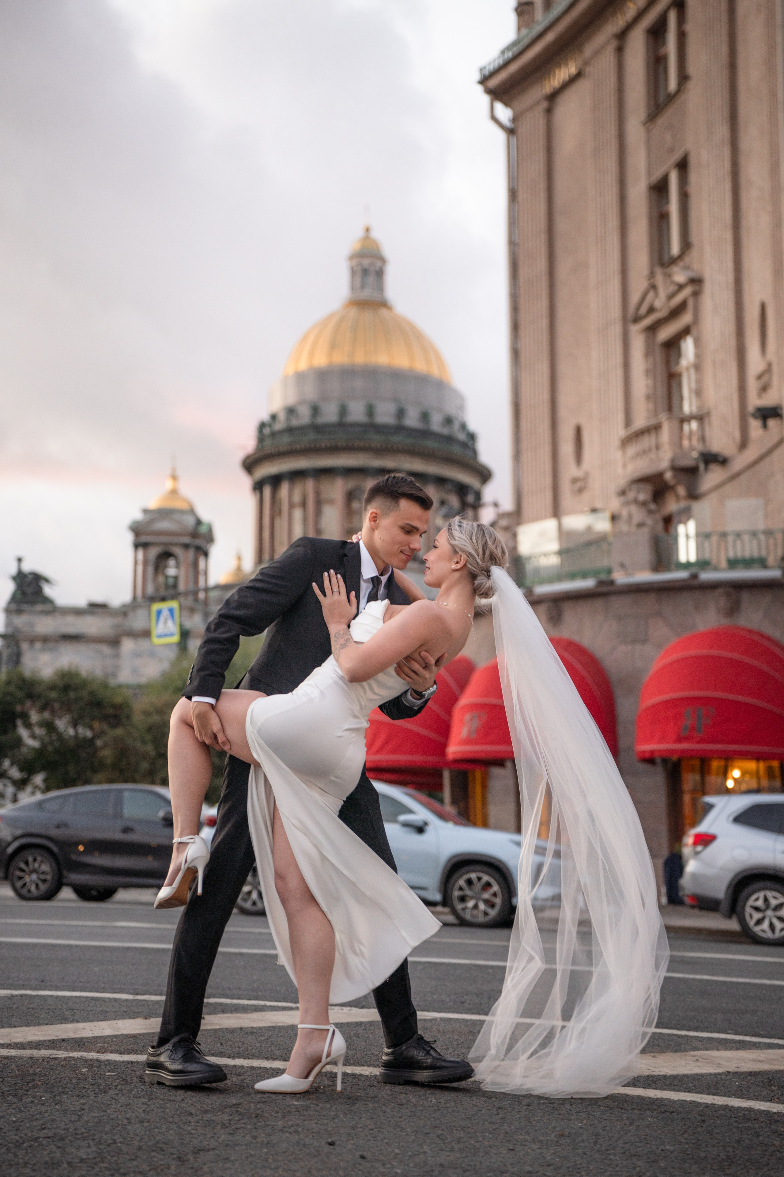 Свадебная фотосессия рядом с Исаакиевским собором На фоне собора и гостиницы Астория пара красиво танцует. Самые популярные места для свадебной фотосессии в Санкт-Петербурге