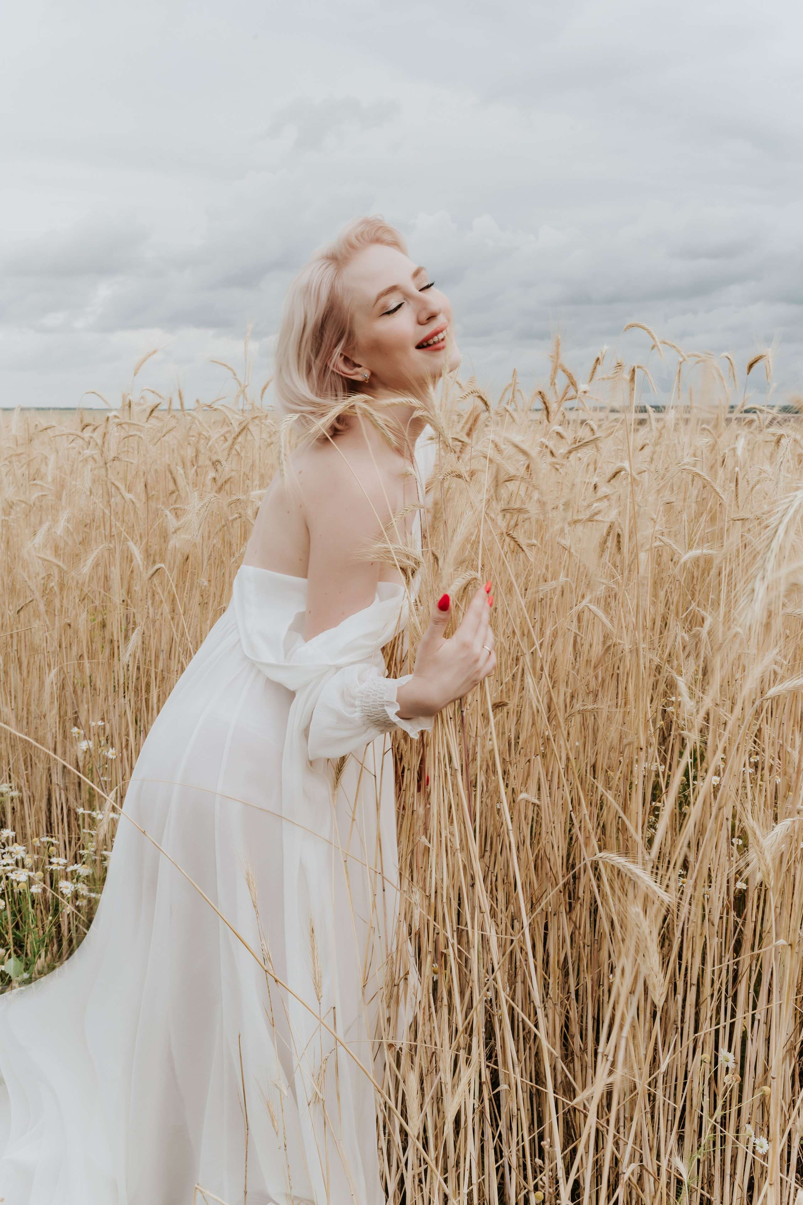 Александра фотосессия в поле. Женский фотограф в Оренбурге Ирина Заводчикова