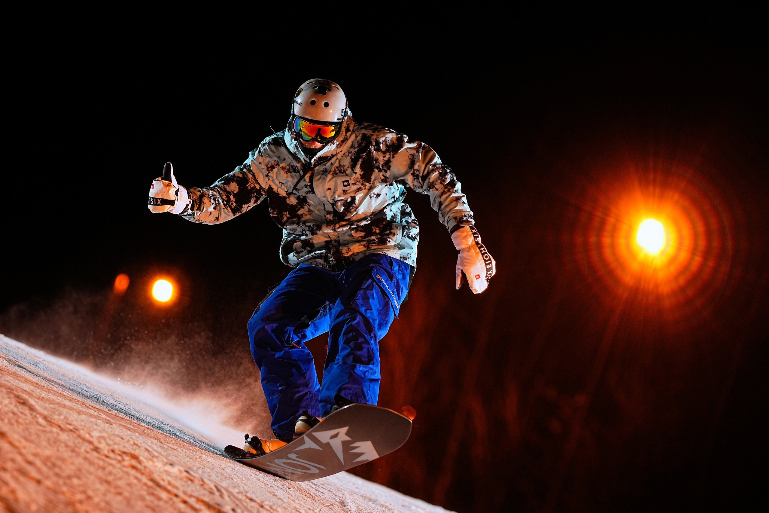 Вечерняя съёмка на склонах с использованием внешних вспышек. Фотограф Студитский Евгений